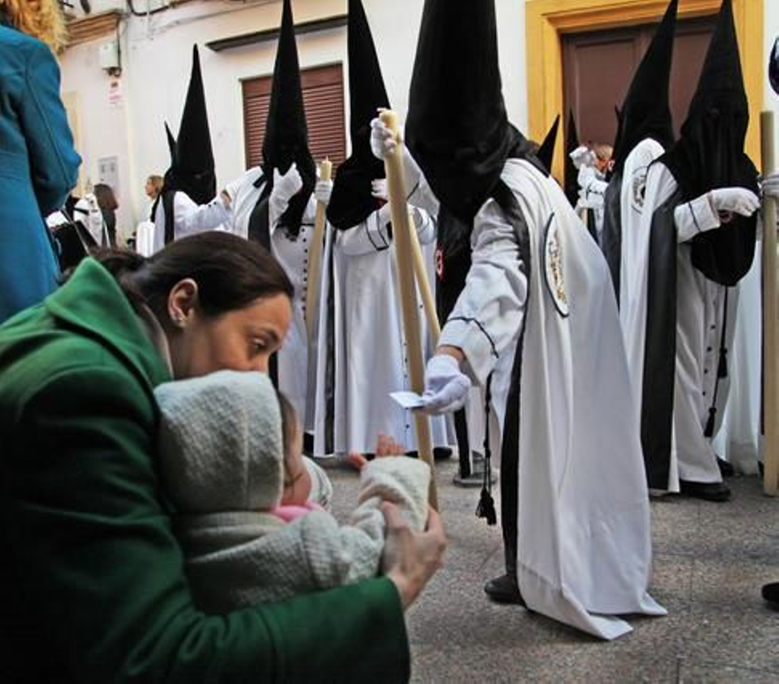 El nazareno regala una estampa a un pequeño. Labor de cantera.

Foto: Vanesa Lobo
