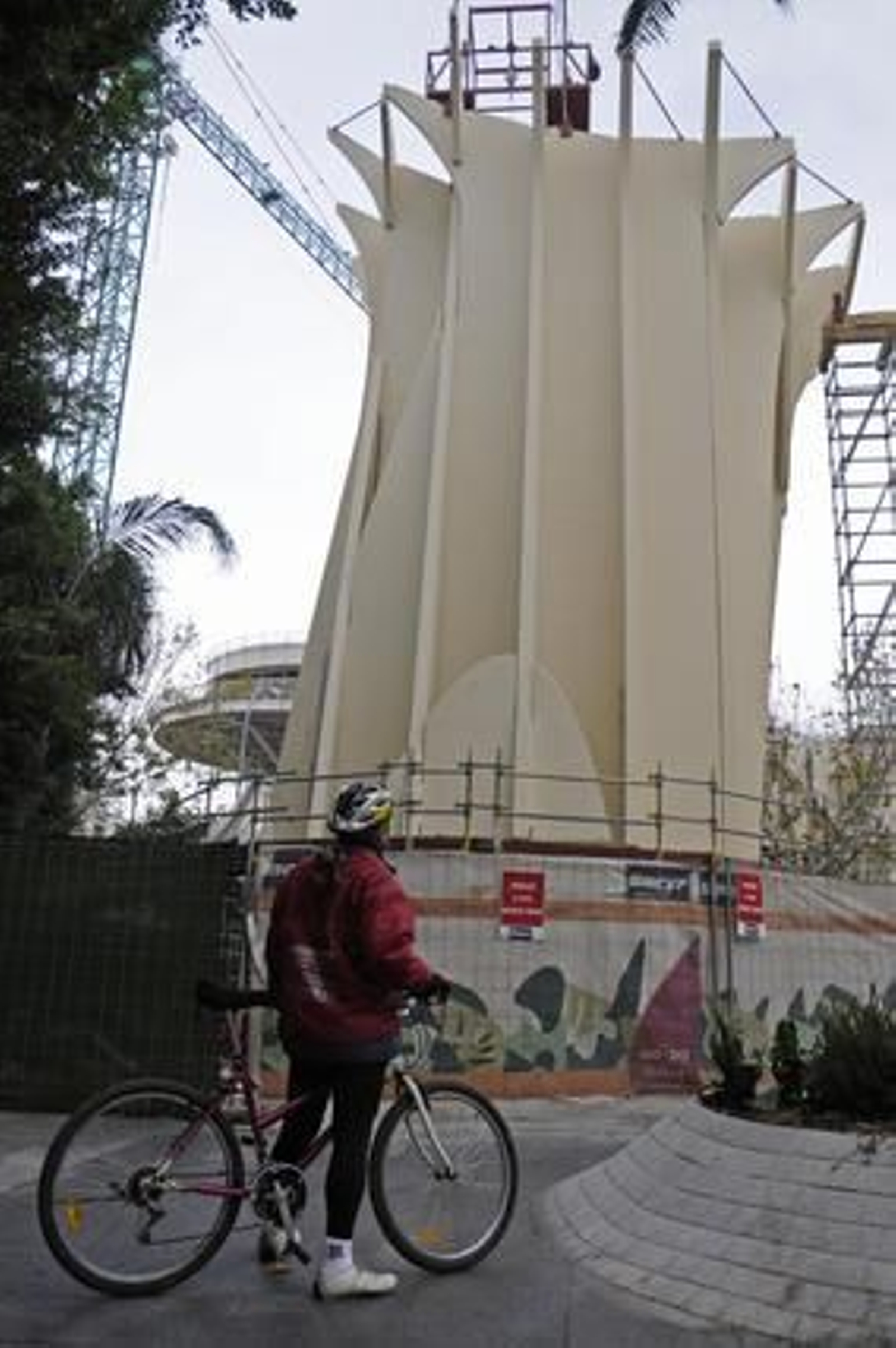 Un ciclista contempla la situación actual de las 'setas'.

Foto: Juan Carlos Vázquez