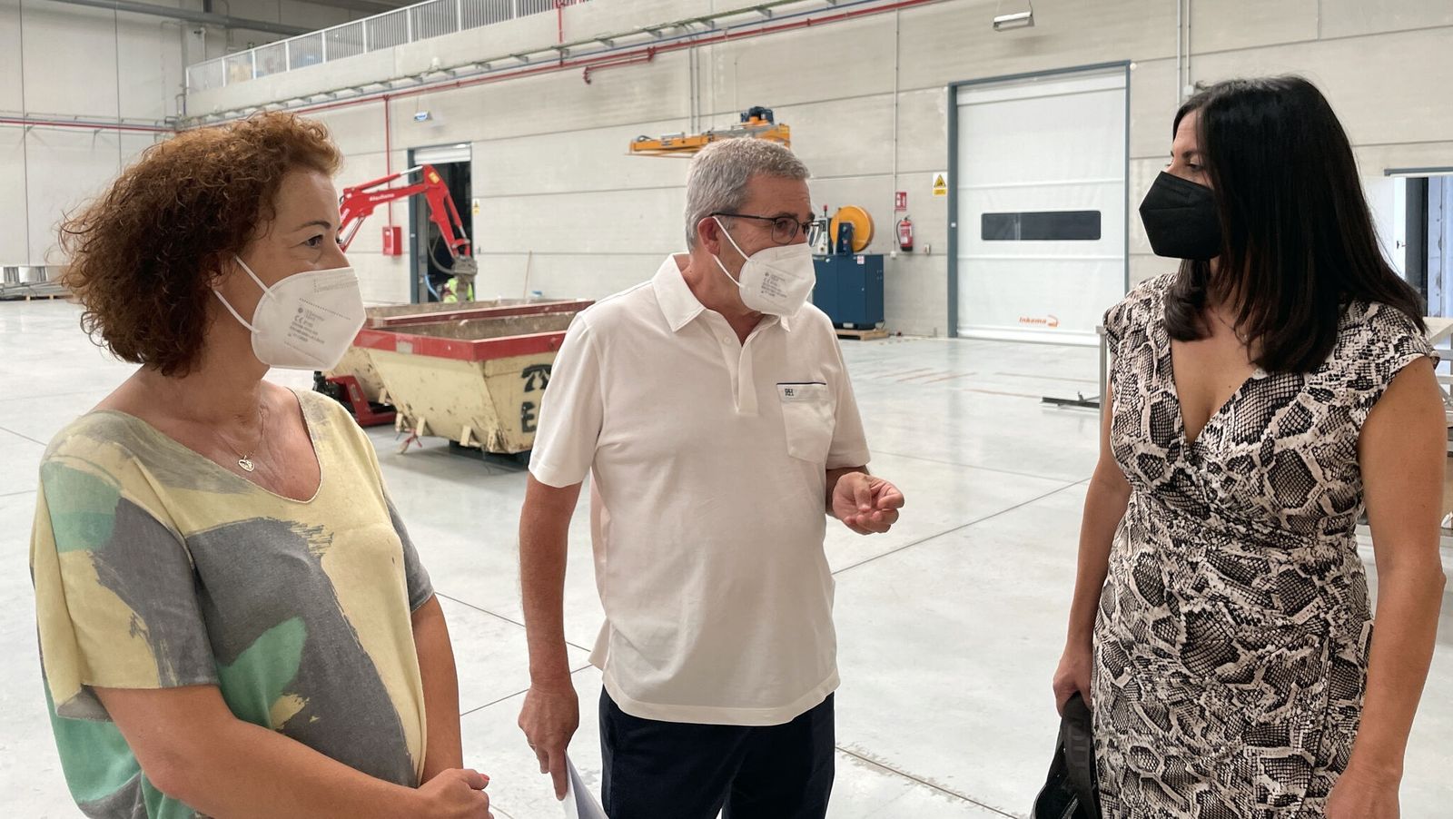 Mabel Salinas, Pedro Caparrós y  Alejandra Carreño en las instalaciones destinadas a Caparrós Bio