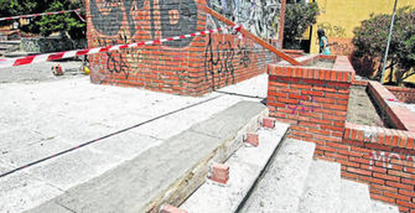 Imagen de los trabajos que se vienen realizando para acondicionar la escalinata de La Reconquista, ayer.