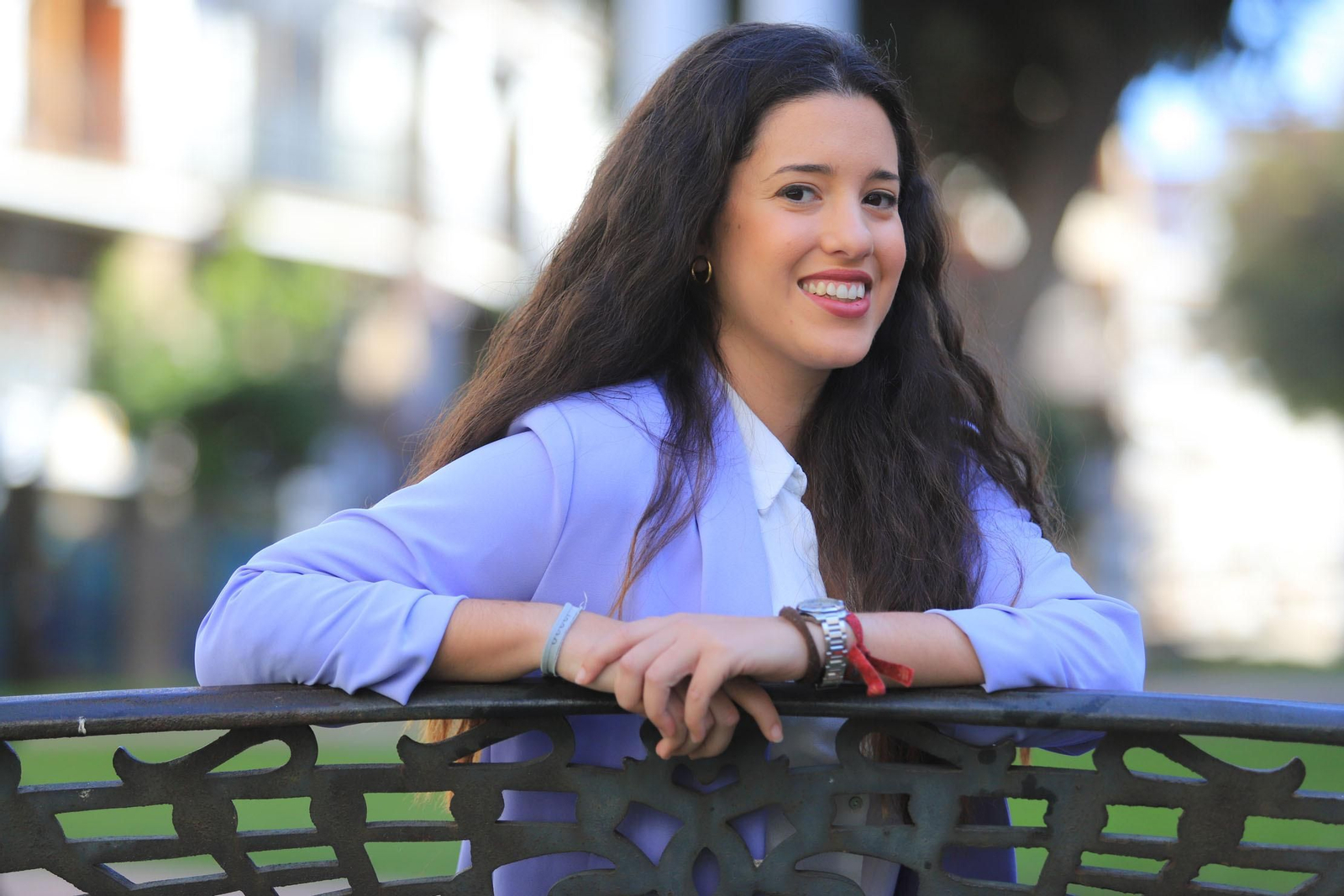 Beatriz Romero posa con la mirada al frente en uno de los espacios céntricos de la capital onubense.