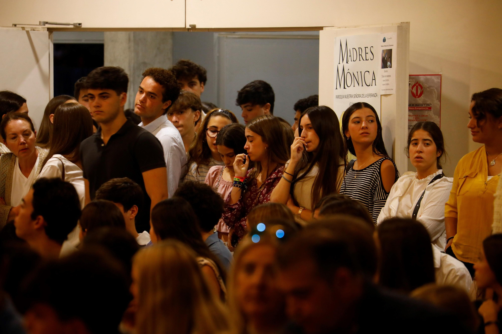 La misa en la parroquia de la Esperanza de Córdoba por Álvaro Prieto, en imágenes