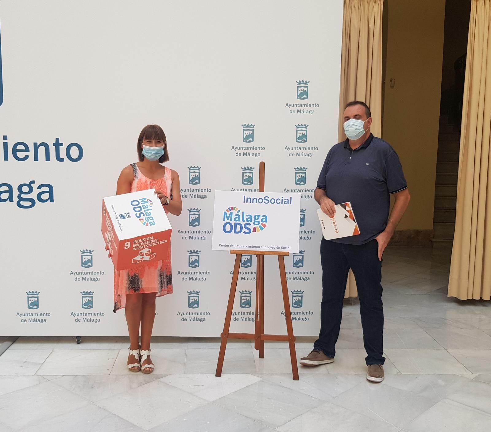 La concejala de Participación, Ruth Sarabia, junto a José Antonio Naveros, de la Asociación Arrabal