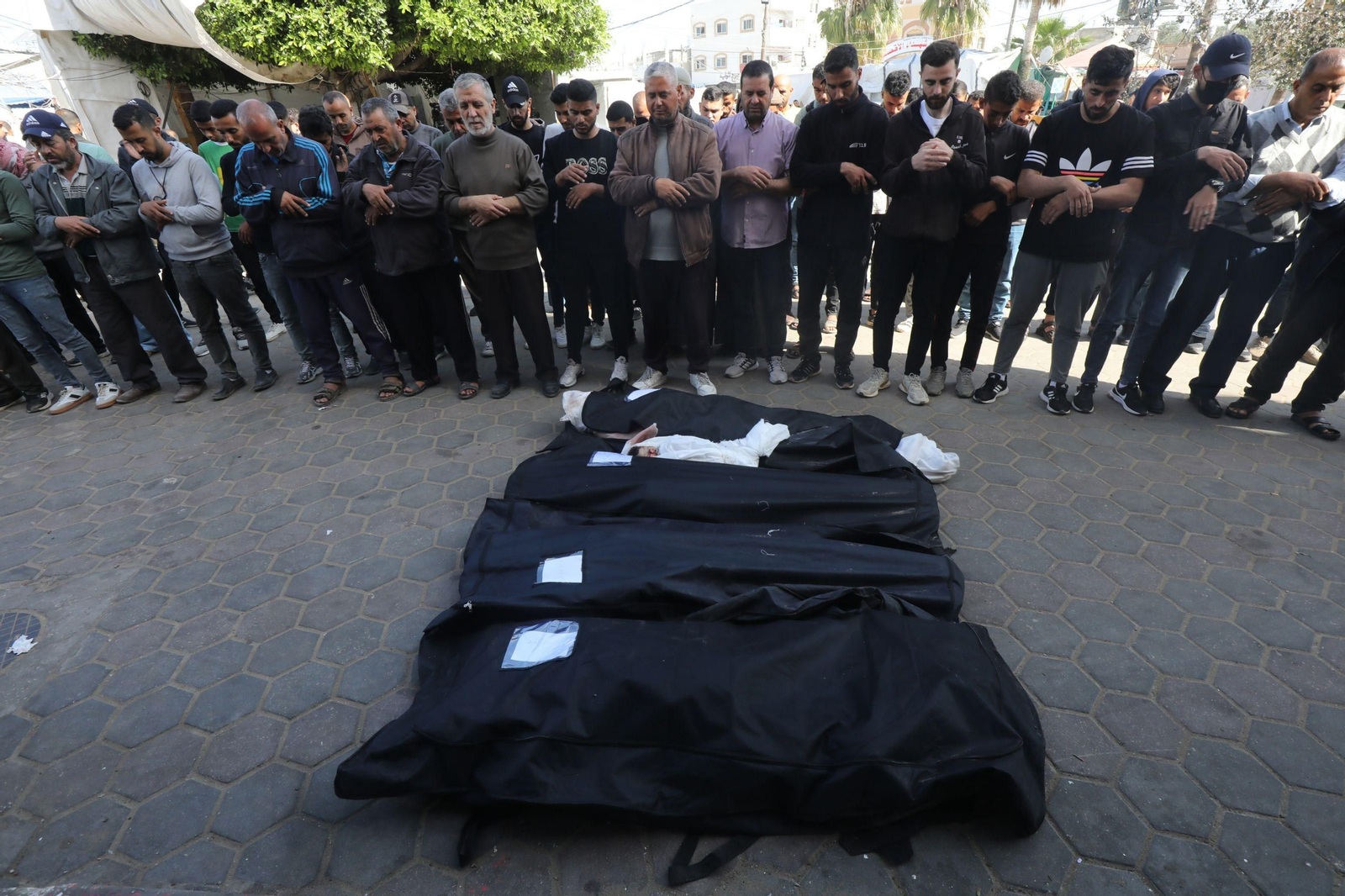 Familiares de palestinos asesinados se despiden de ellos en Deir el Balah, en Gaza.