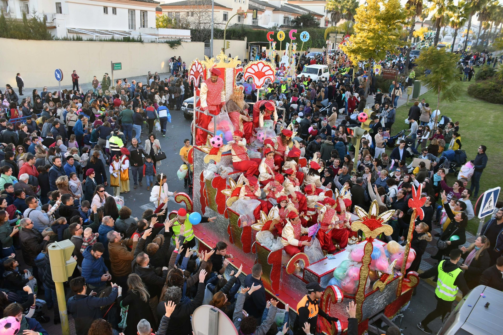 La alegría desborda las calles de Tomares en la tarde de la cabalgata de Reyes.