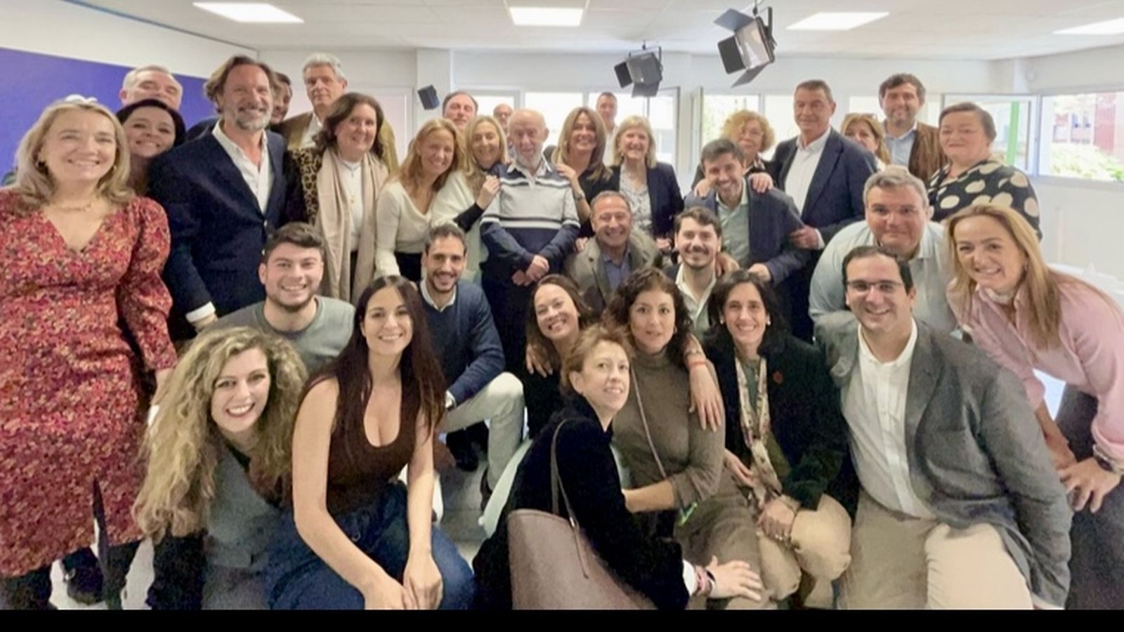 Foto de familia del acto de homenaje difundida por el PP de Sevilla