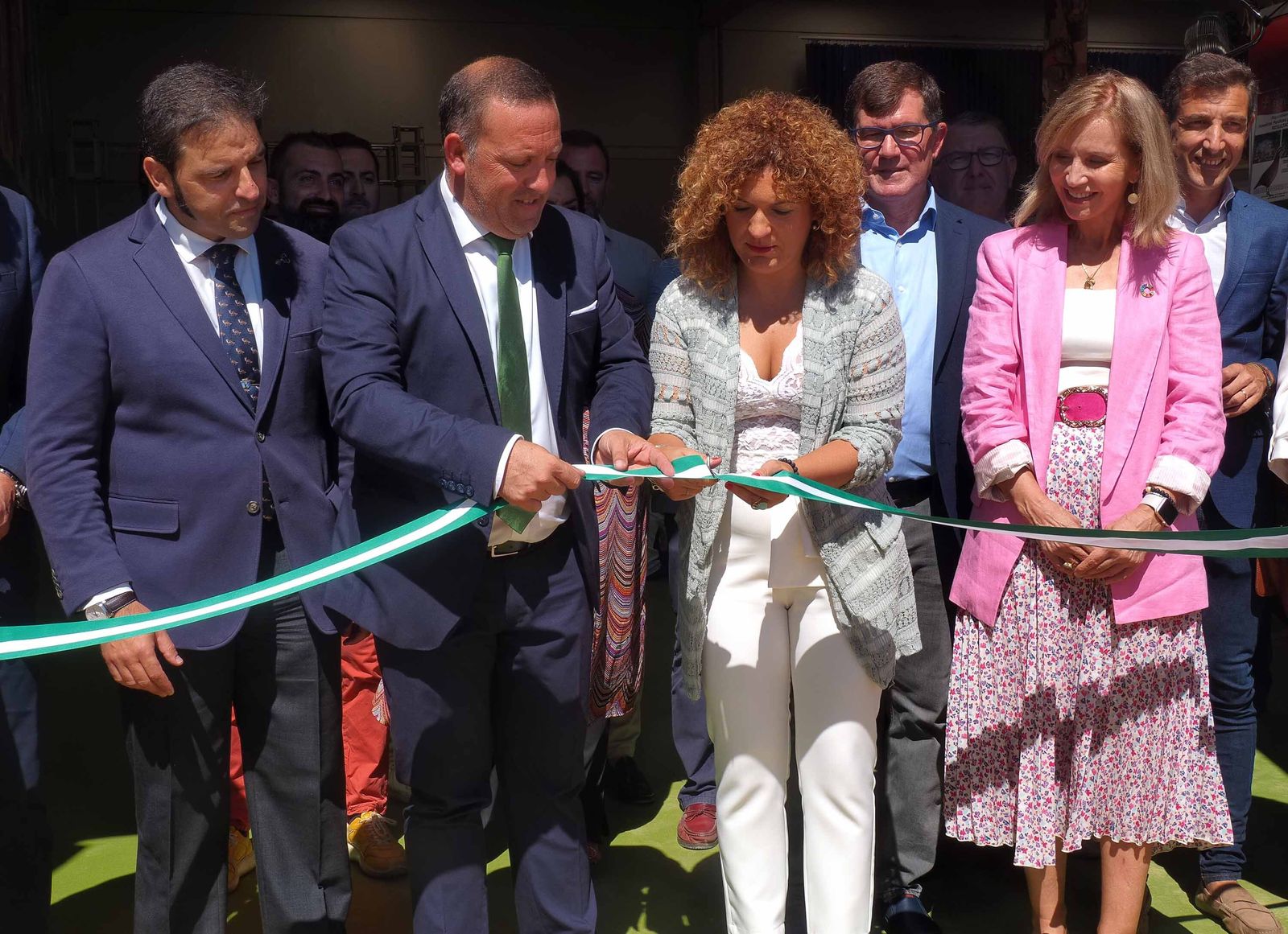 Corte de la cinta inaugural de la muestra