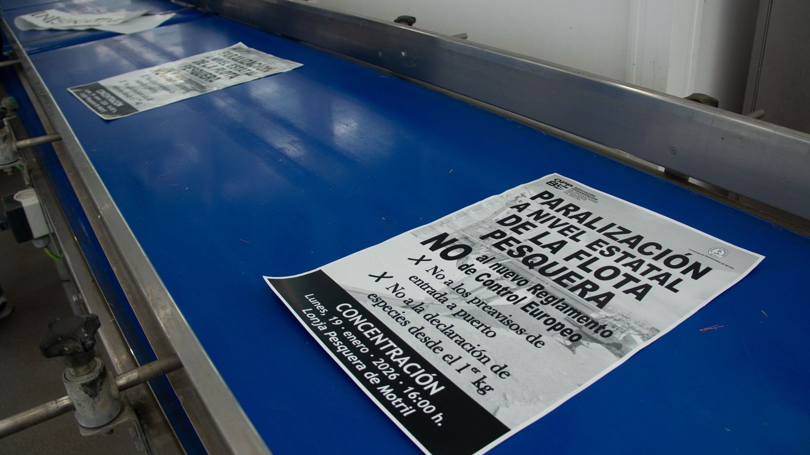 Algunos de los carteles en la cinta donde muestran las capturas