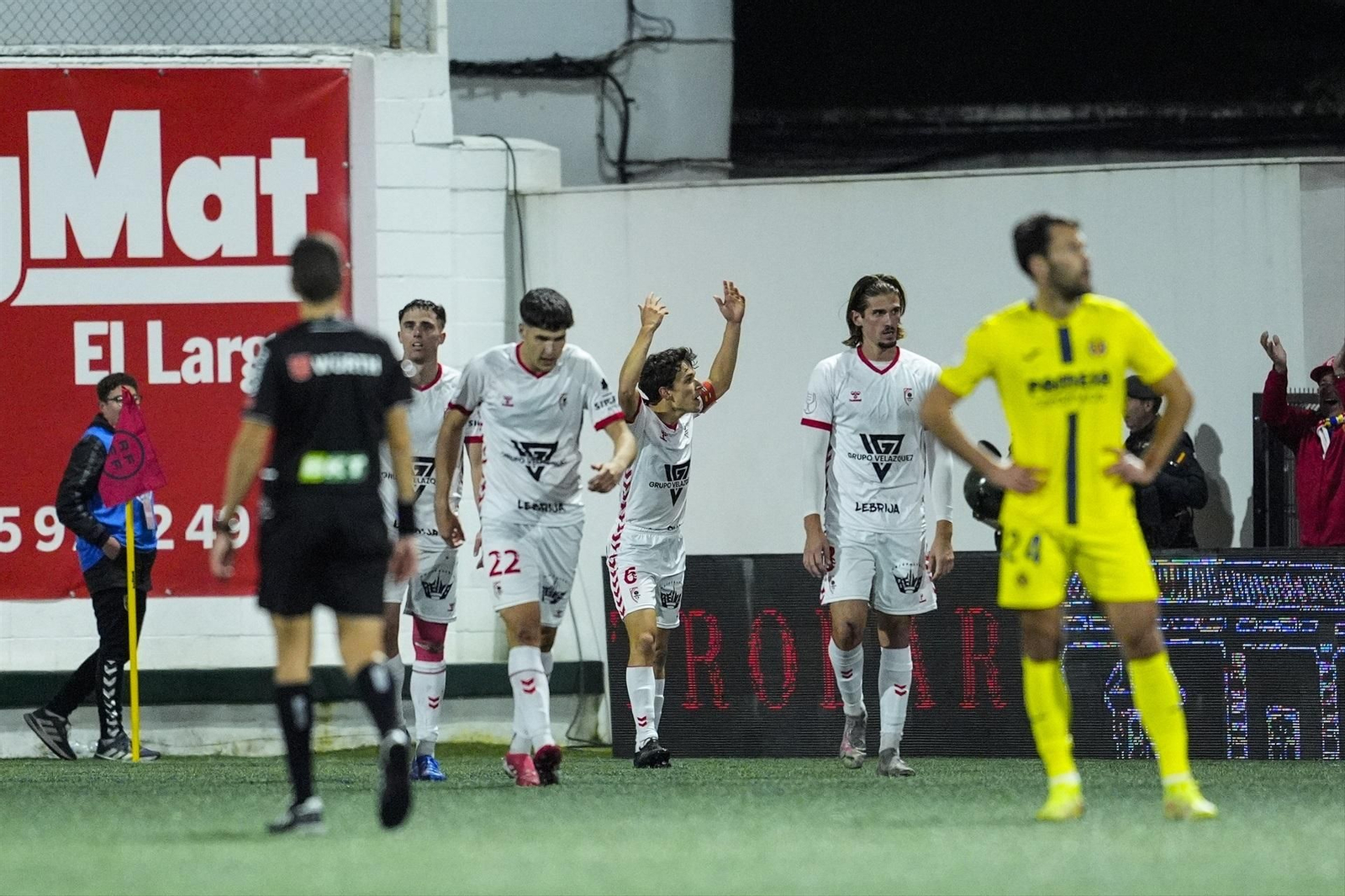 Los jugadores del Antoniano celebran el gol de Jesús García.