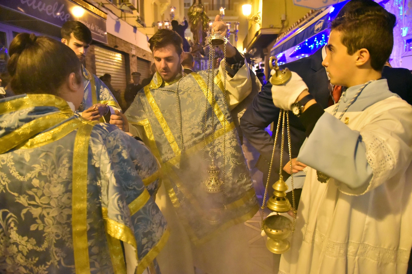Acólitos en una procesión en La Línea.