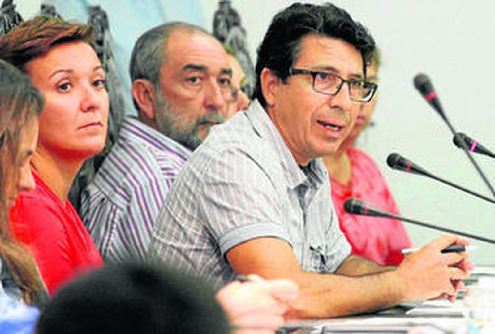 Gemma Araujo, la segunda por la izquierda, durante el pleno ordinario de septiembre.