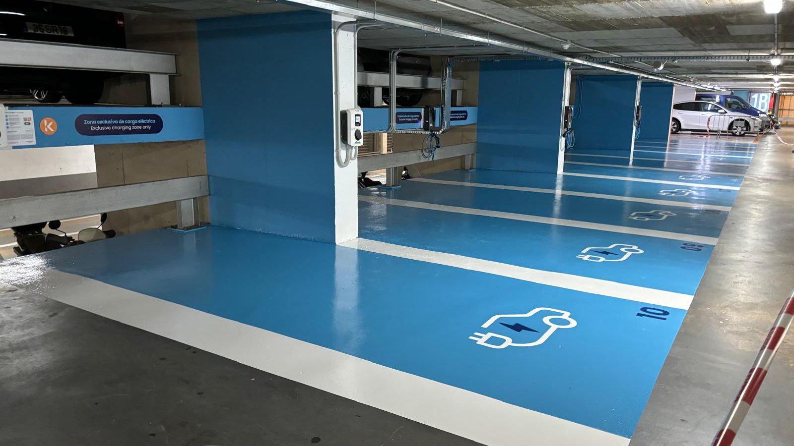 Cargadores eléctricos en el parking del Mercado del Carmen.