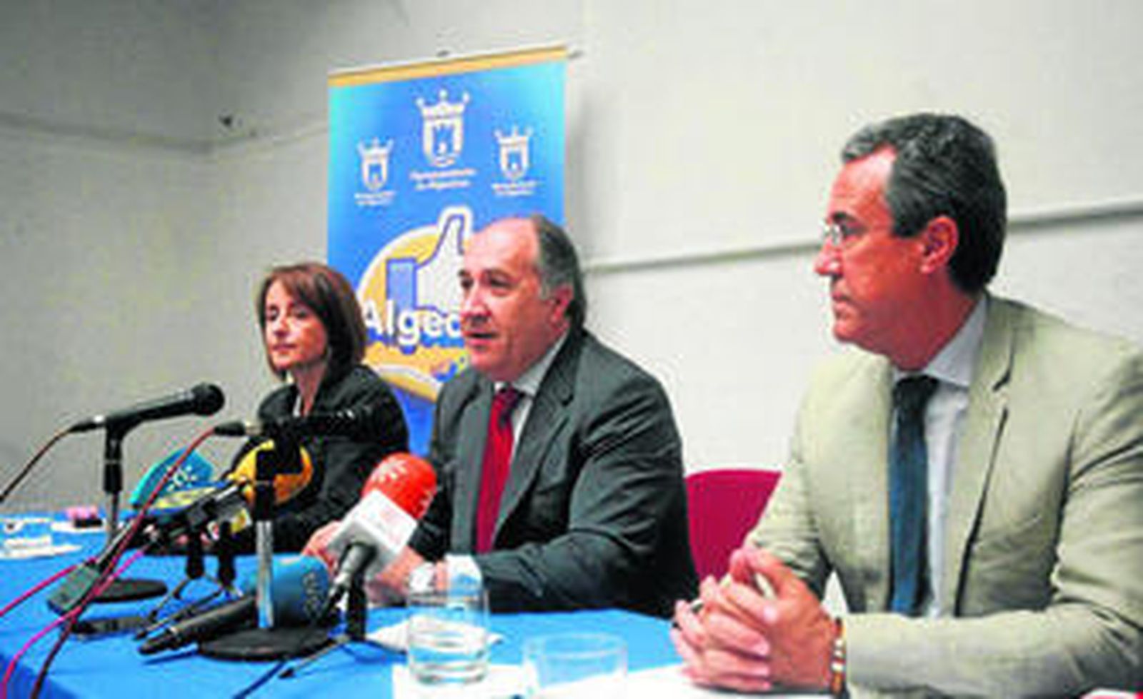 El alcalde de Algeciras, José Ignacio Landaluce, acompañado por los delegados Pilar Pintor y Diego González de la Torre, ayer.