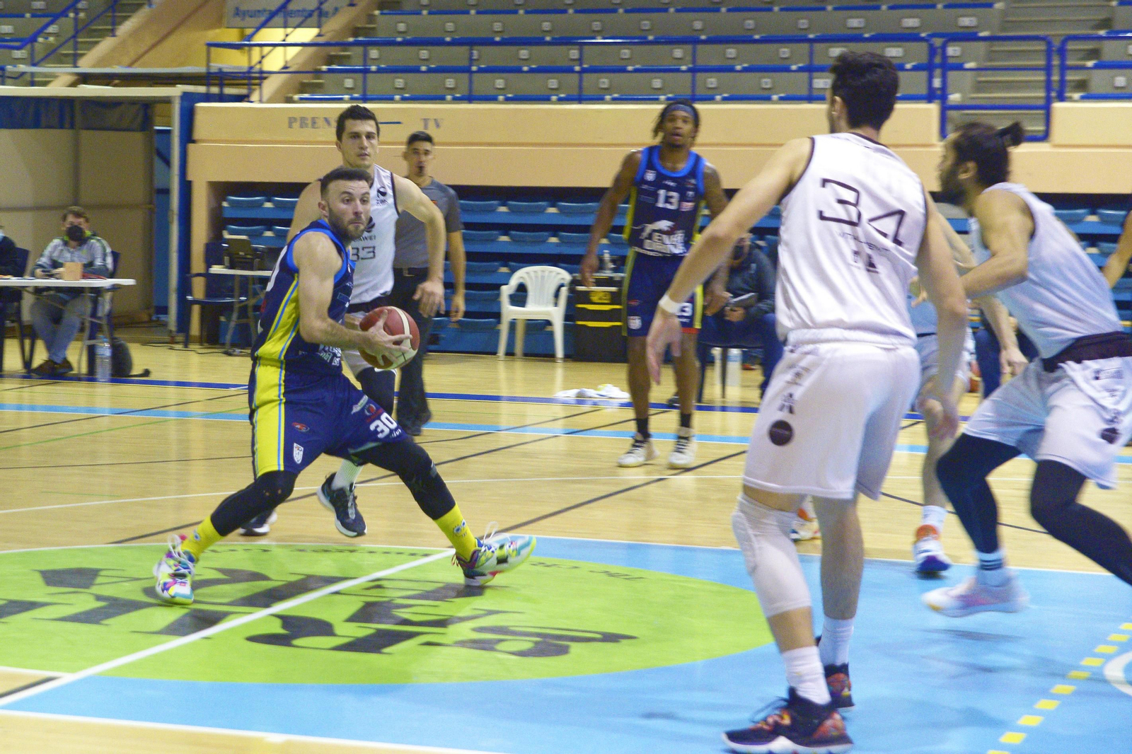Miki Ortega lleva el balón en el Udea-Zentro Madrid.