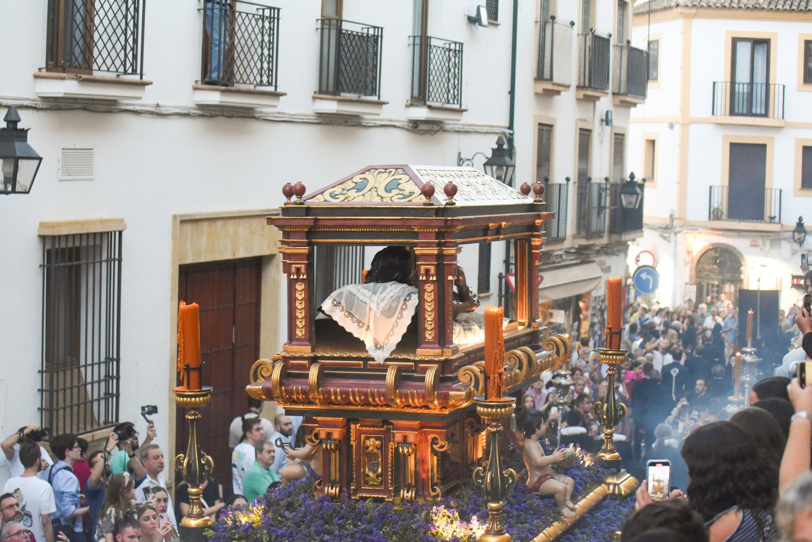 El traslado del Sepulcro de El Carpio tras el Magno Vía Crucis de Córdoba, en imágenes