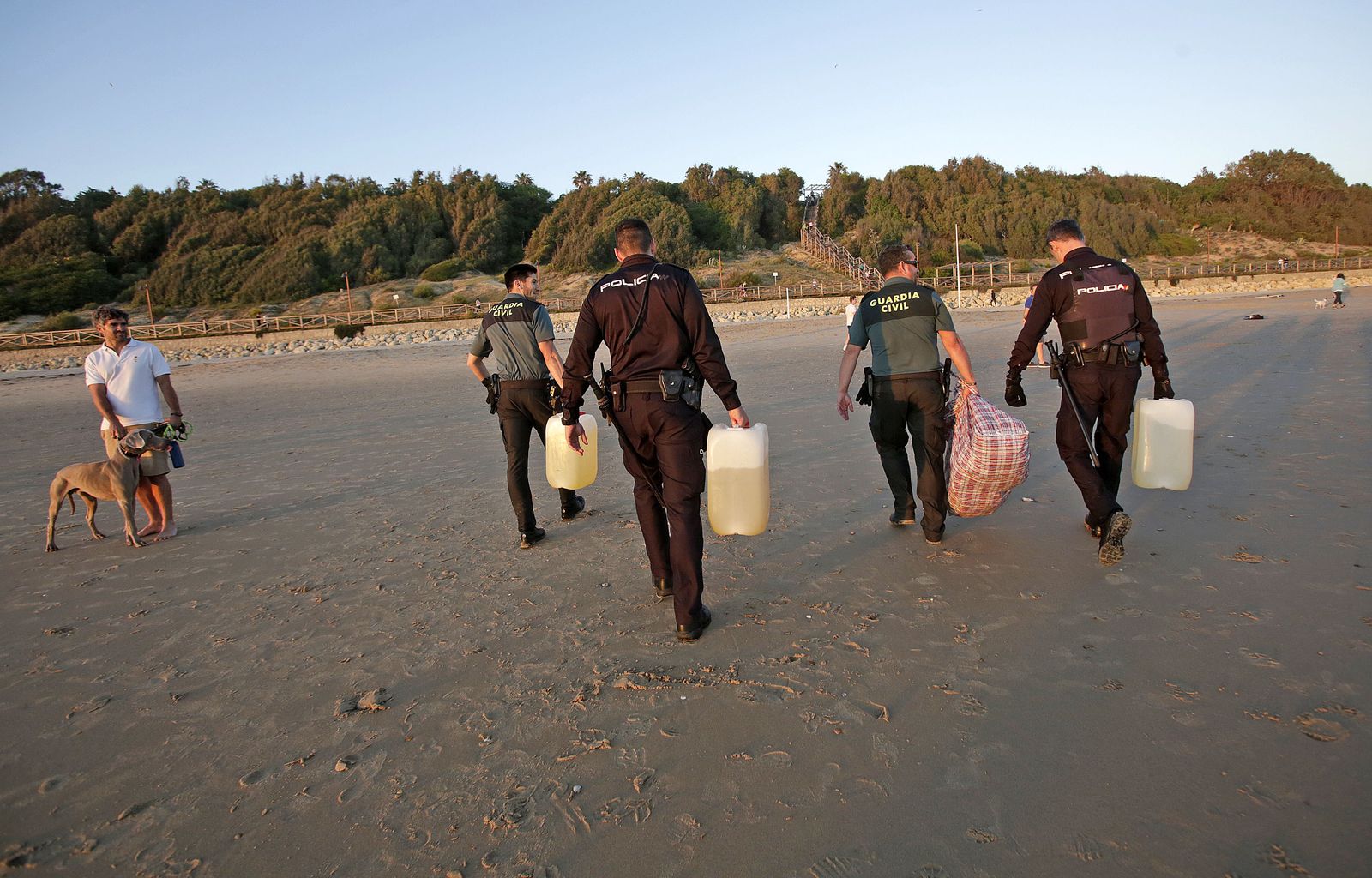 Narcolancha en la playa del Ancla en El Puerto durante el desconfinamiento