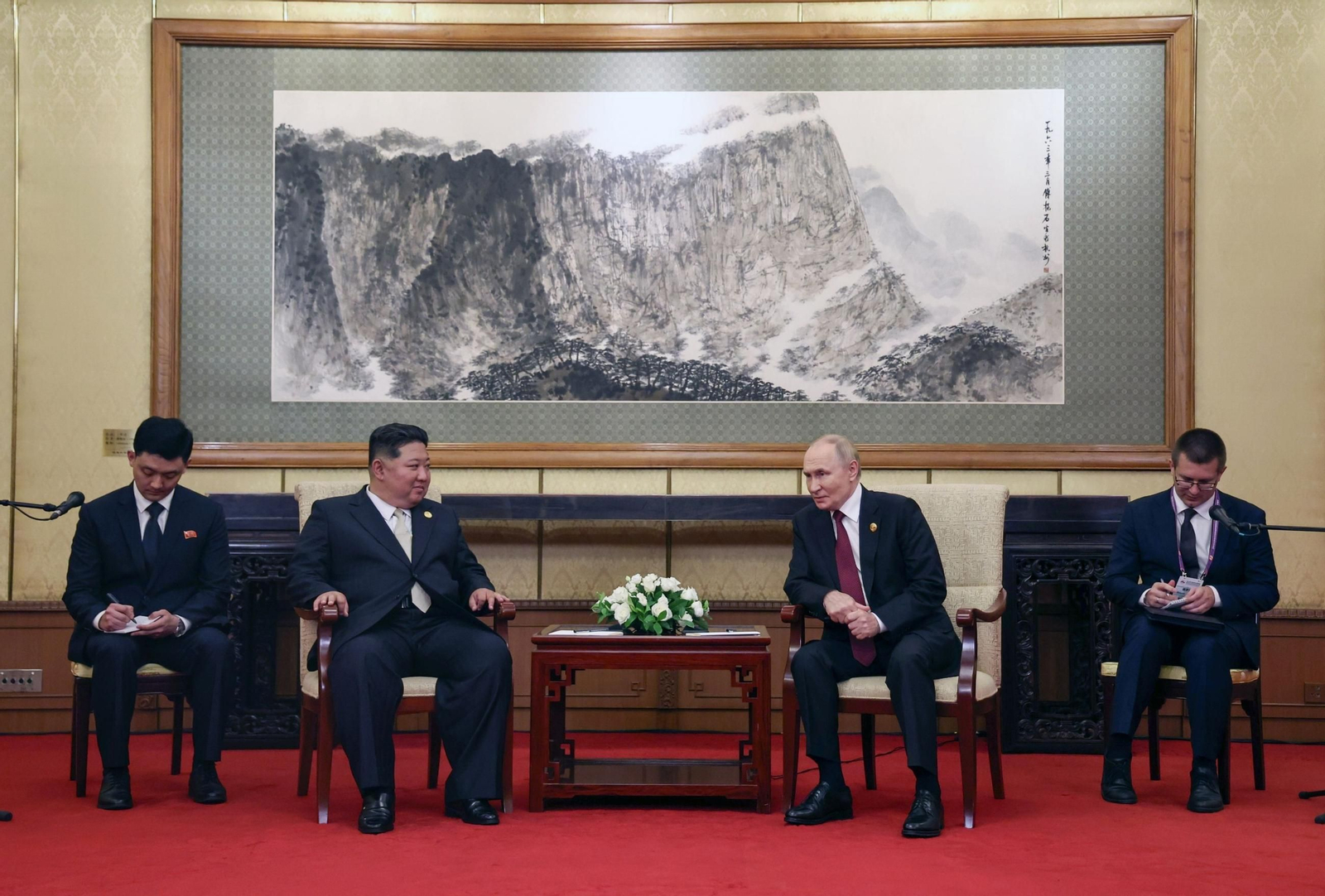El líder norcoreano, Kim Jong-un (izq.), y el presidente ruso, Vladimir Putin, durante su encuentro en Pekín.