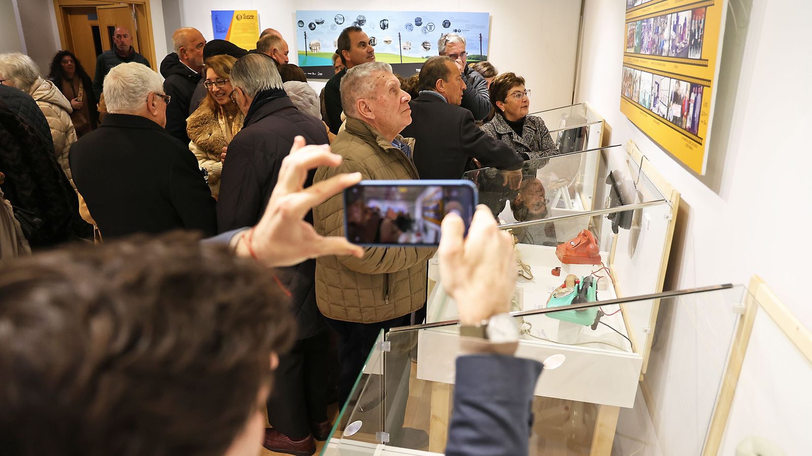 Muchos curiosos este jueves en la exposición sobre la telefonía.