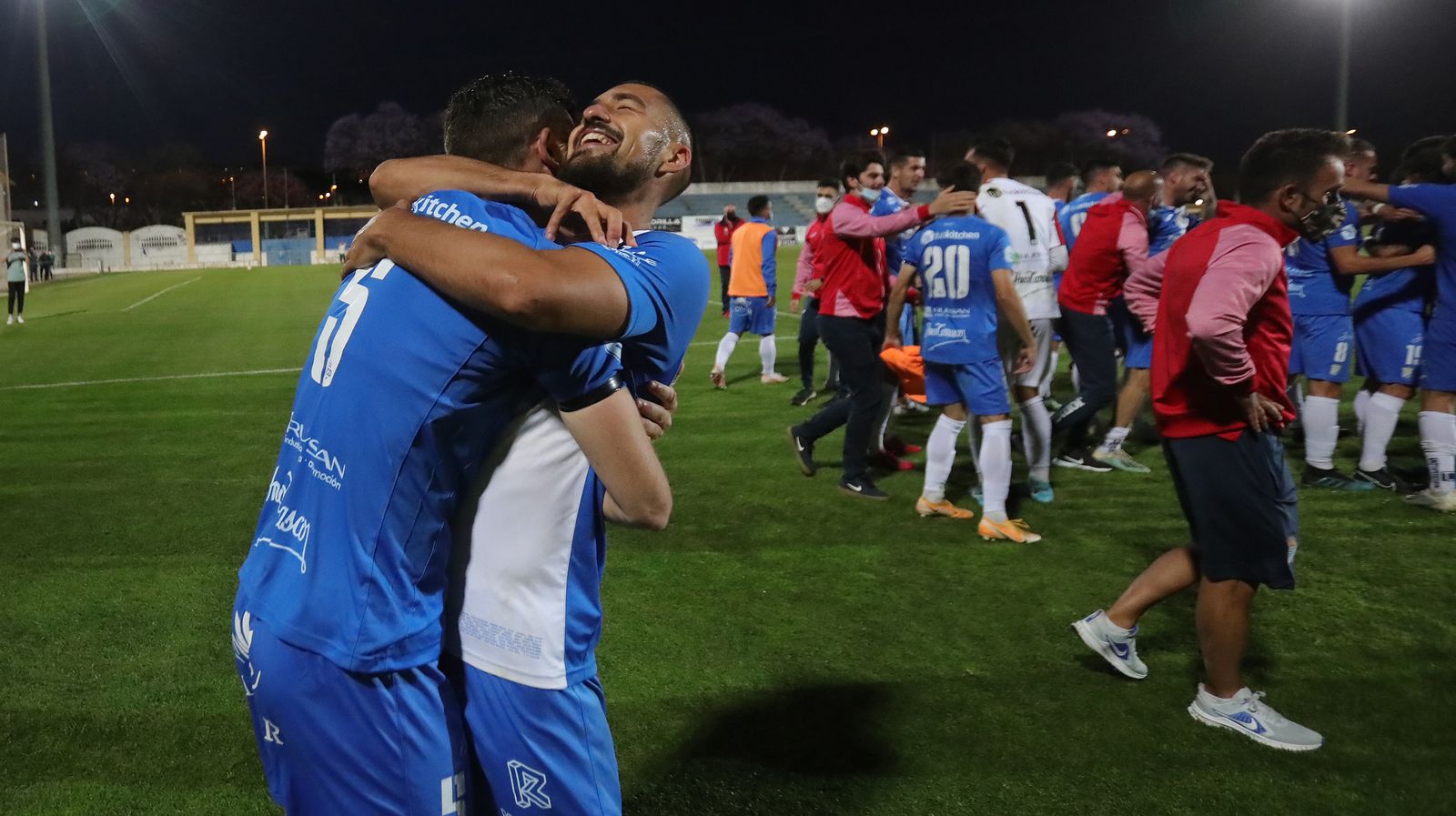 Lucas Correa abraza a Álex Colorado al término del partido contra el San Roque de Lepe.