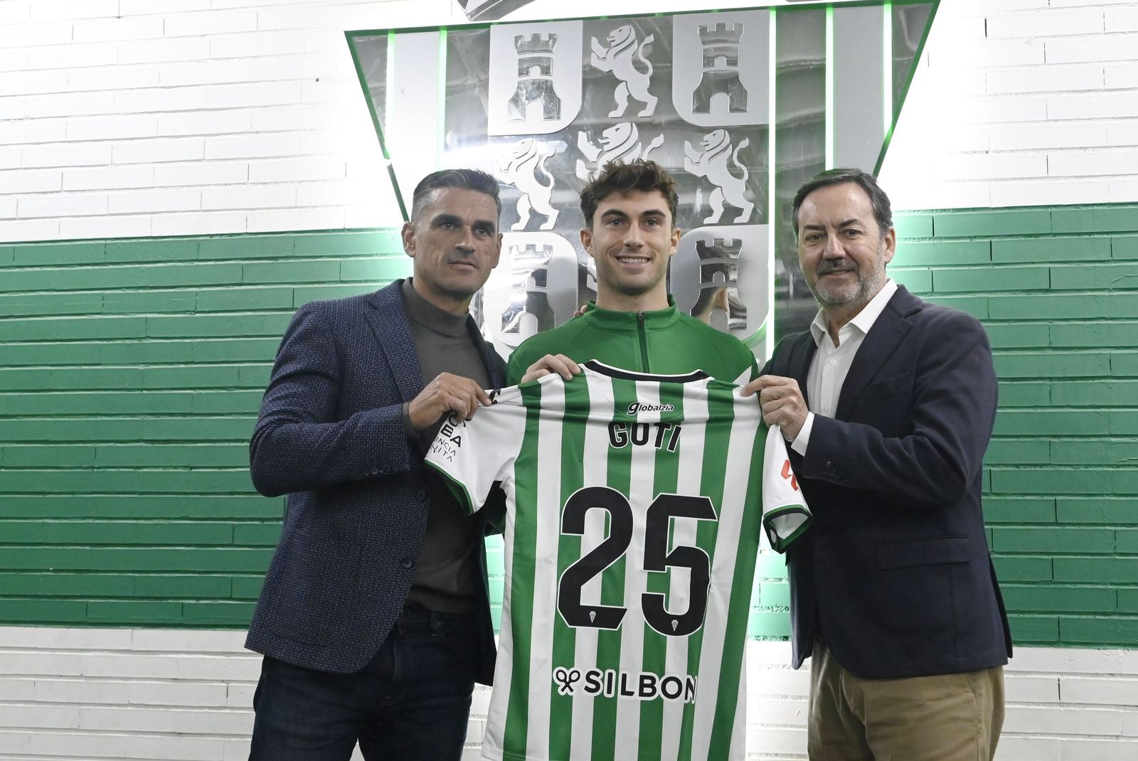 Las fotos de la presentación de Mikel Goti como jugador del Córdoba CF