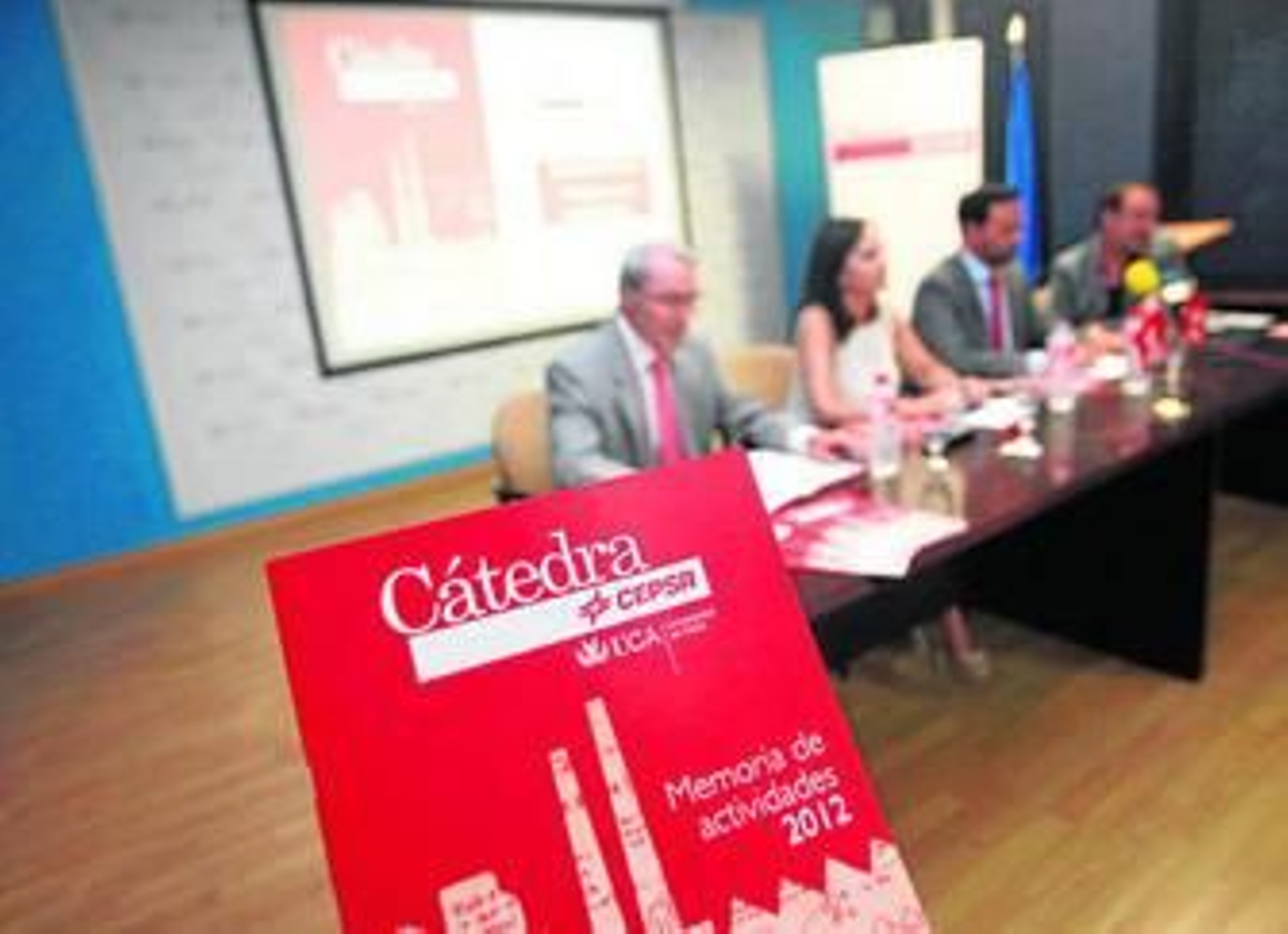 La Memoria 2012 y, al fondo, Gabriel González, Inmaculada Santiago, José Alfonso Martínez, y Miguel Ángel Mancha.