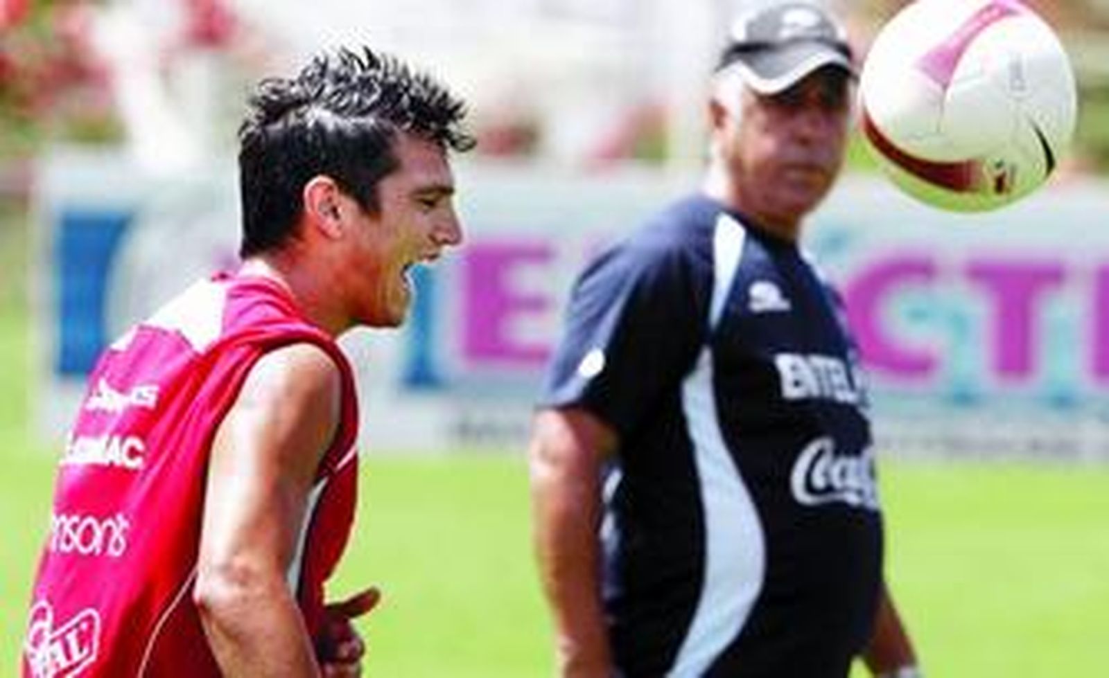 Mark González sonríe durante un entrenamiento con la selección chilena.