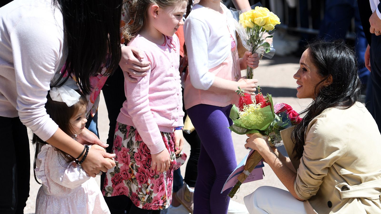 La duquesa saluda a unos niños en Sidney.