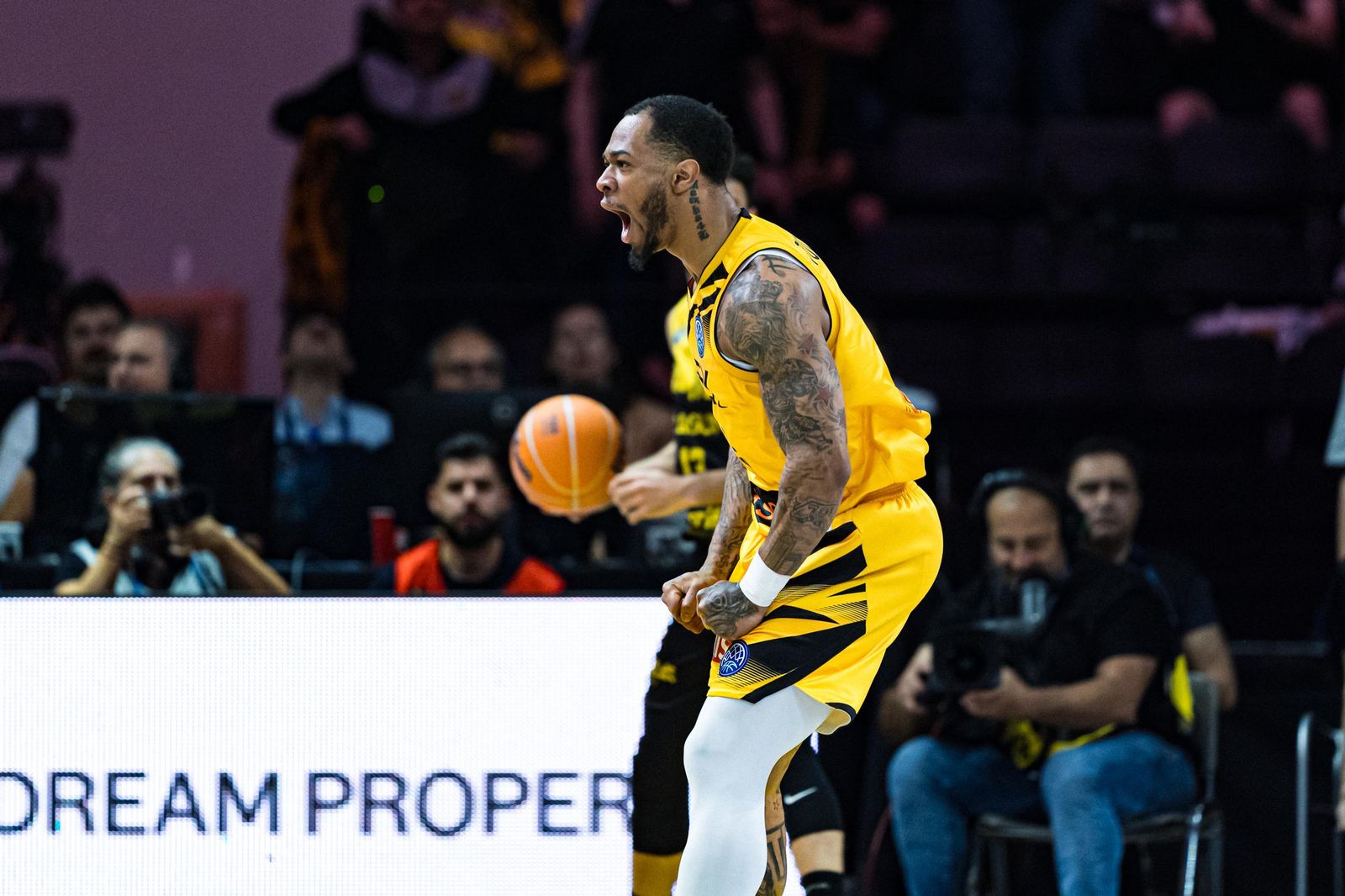 El AEK remonta y le quita al Tenerife el tercer puesto (77-73)