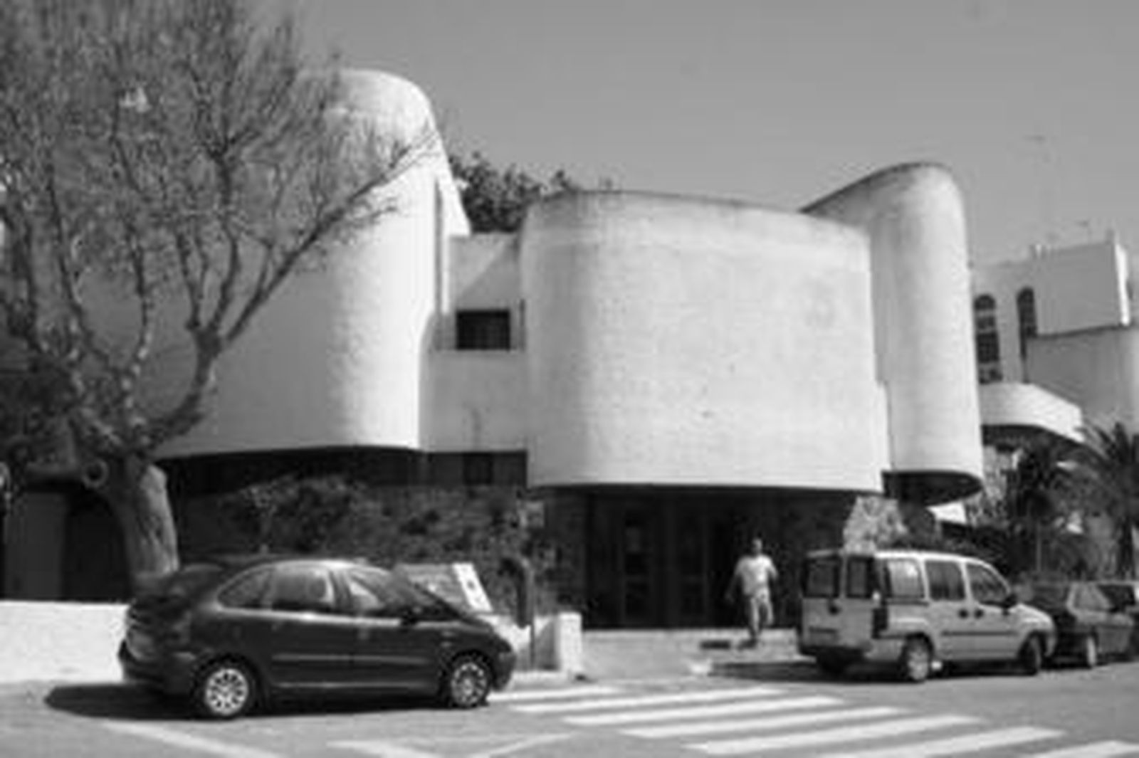 Un hombre sale de la Casa del Mar de Tarifa, ahora convertida en el Juzgado de Paz del municipio.