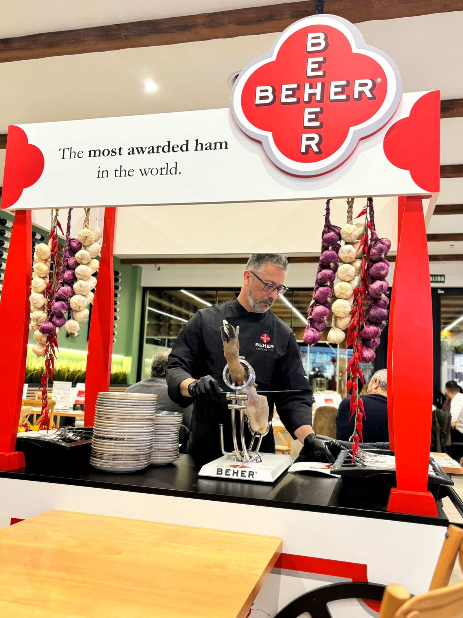 González, cortando jamón esta misma semana.