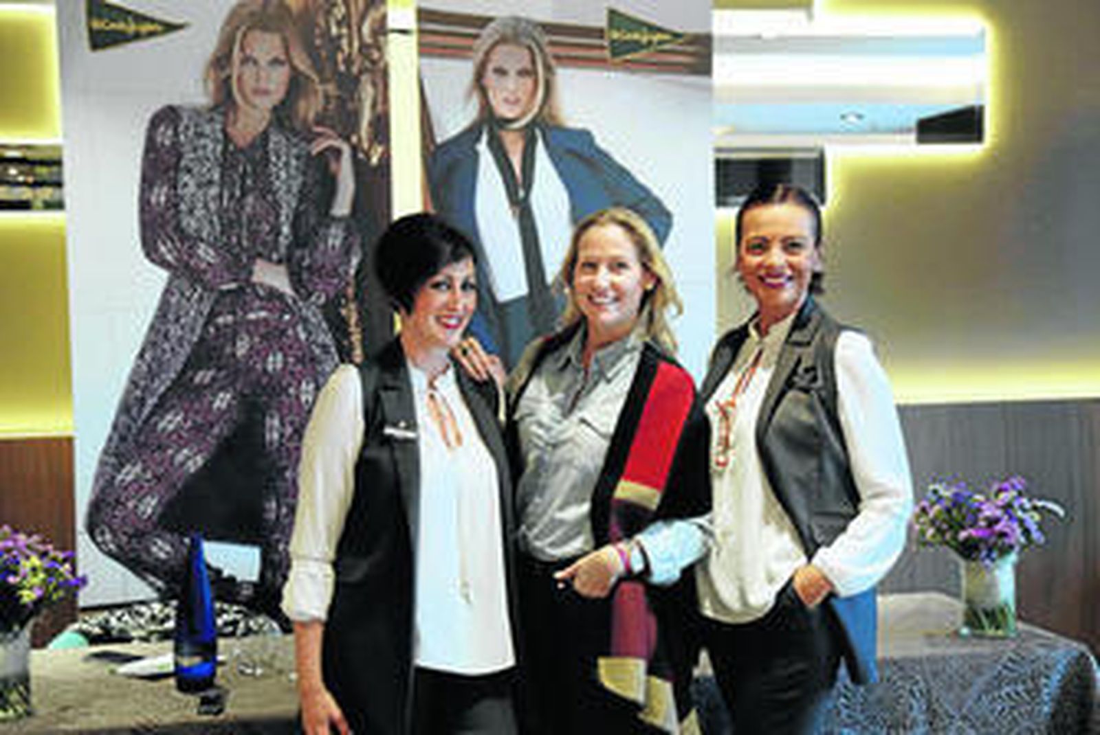 La 'couch' Fiona Ferrer, entre las dos estilistas del centro comercial.