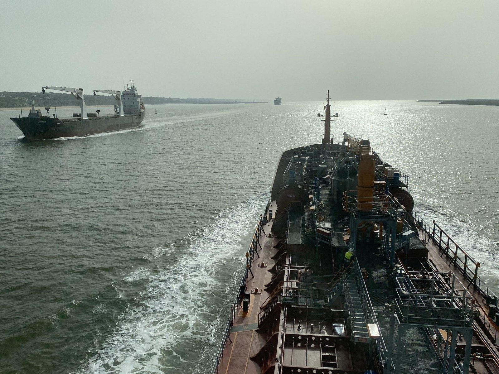 Cruce de buques en la bocana de acceso al Puerto de Huelva.