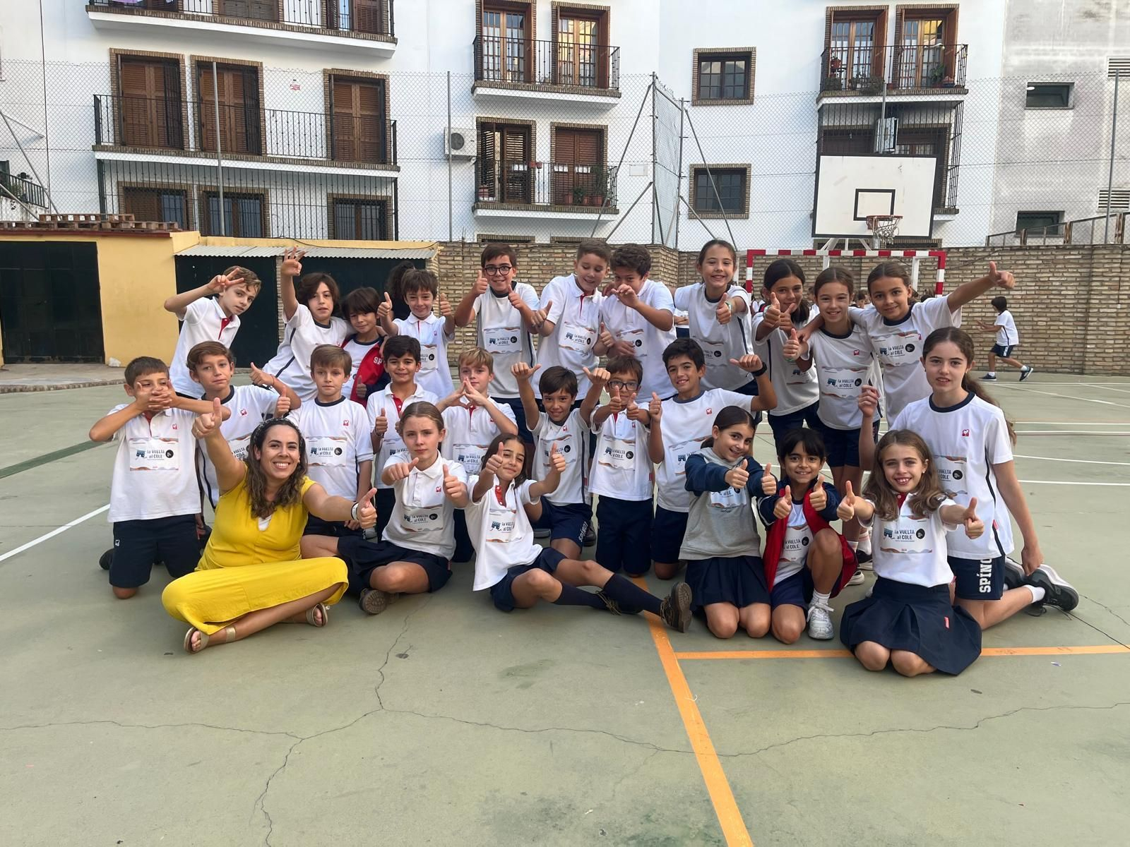 Foto de familia de los escolares del Cardenal Spínola.