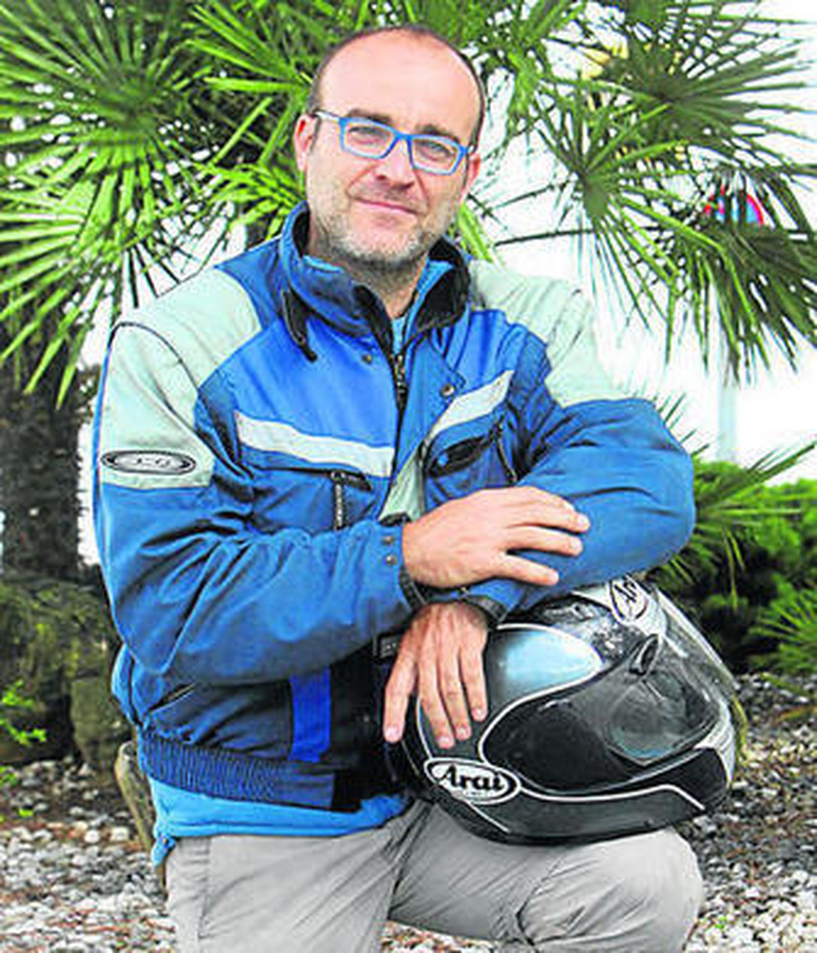 Alberto Ballesteros posa con su casco en la zona de La Soledad.