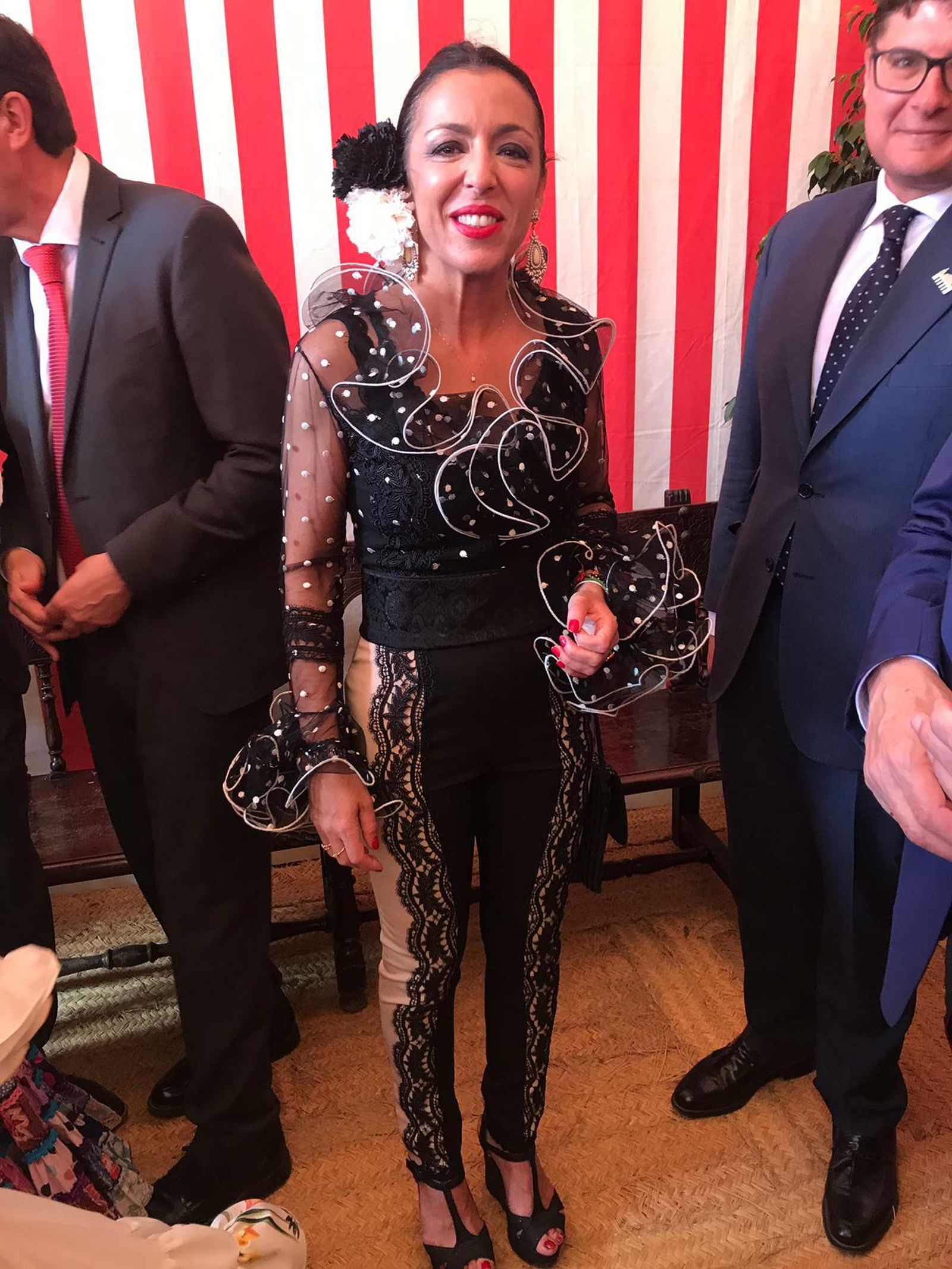 La presidenta del Parlamento andaluz, Marta Bosquet, con el peculiar modelo que eligió el miércoles para ir a la Feria