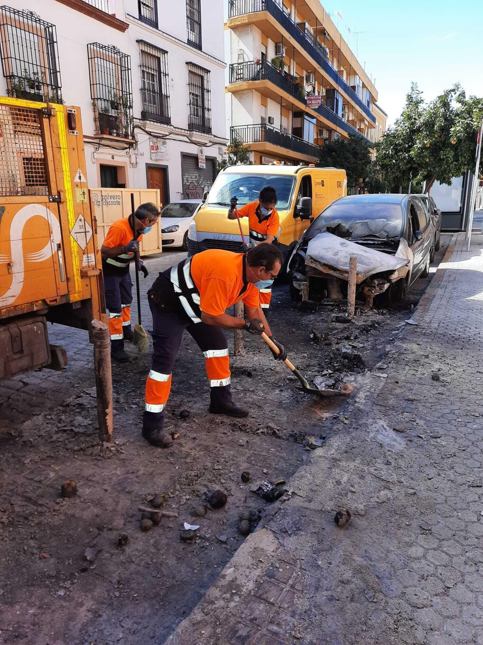 Lipasam retira los restos dejados por el incendio en San Hermenegildo.