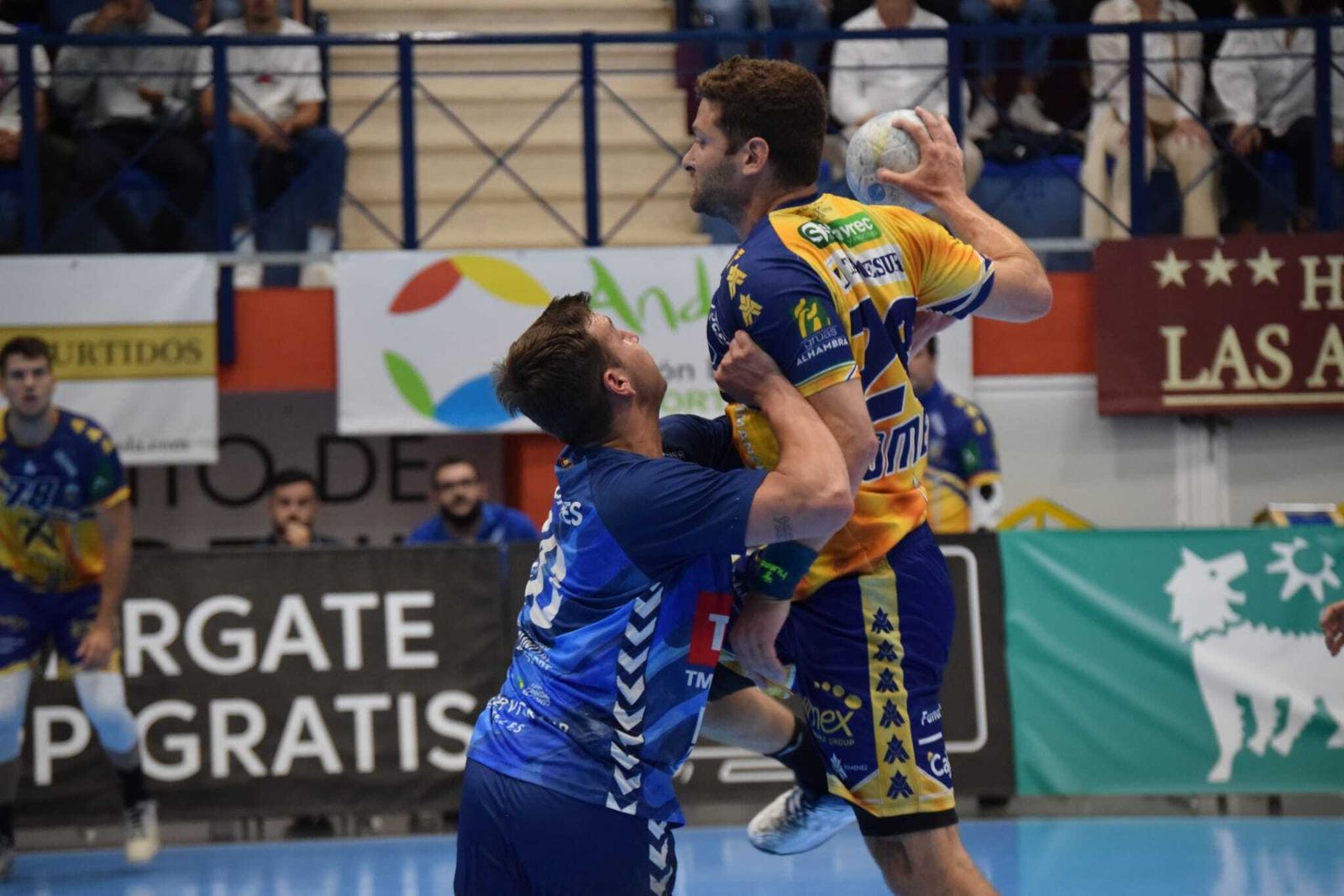 Chen Pomeranz es presionado por un jugador del Benidorm.