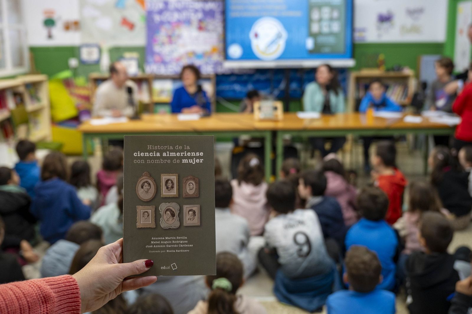 Las imágenes del estreno de la radio escolar 'Onda Alberti' y su primer programa dedicado a la ciencia