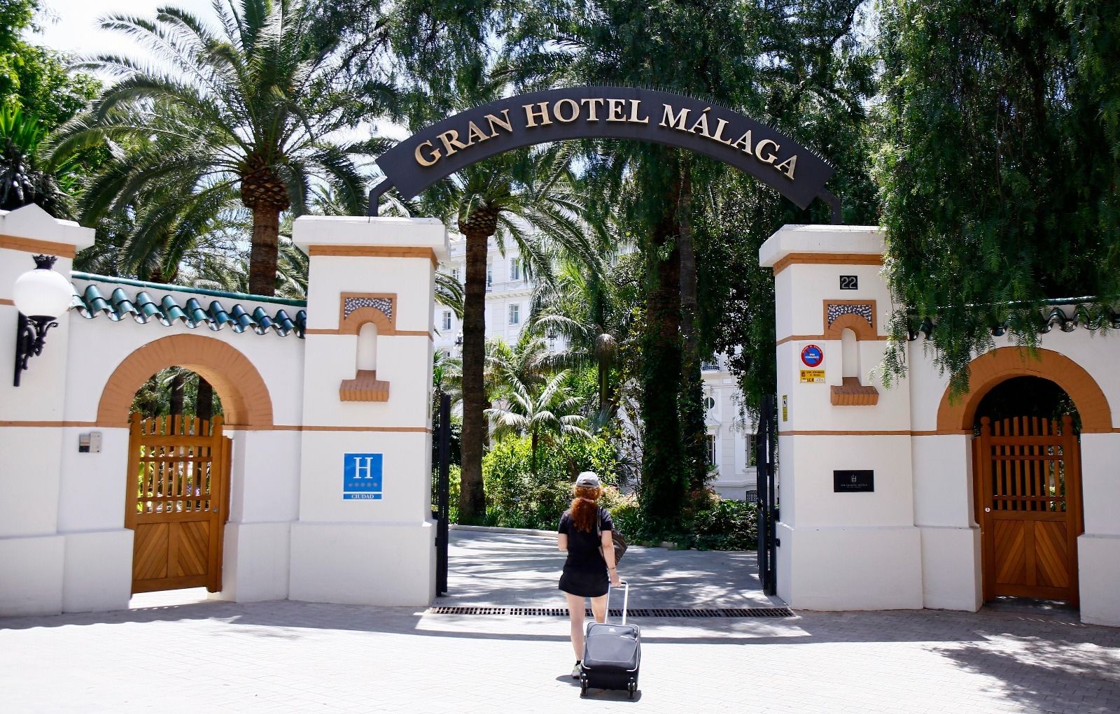 Una clienta entra en el hotel Miramar tras su reapertura.