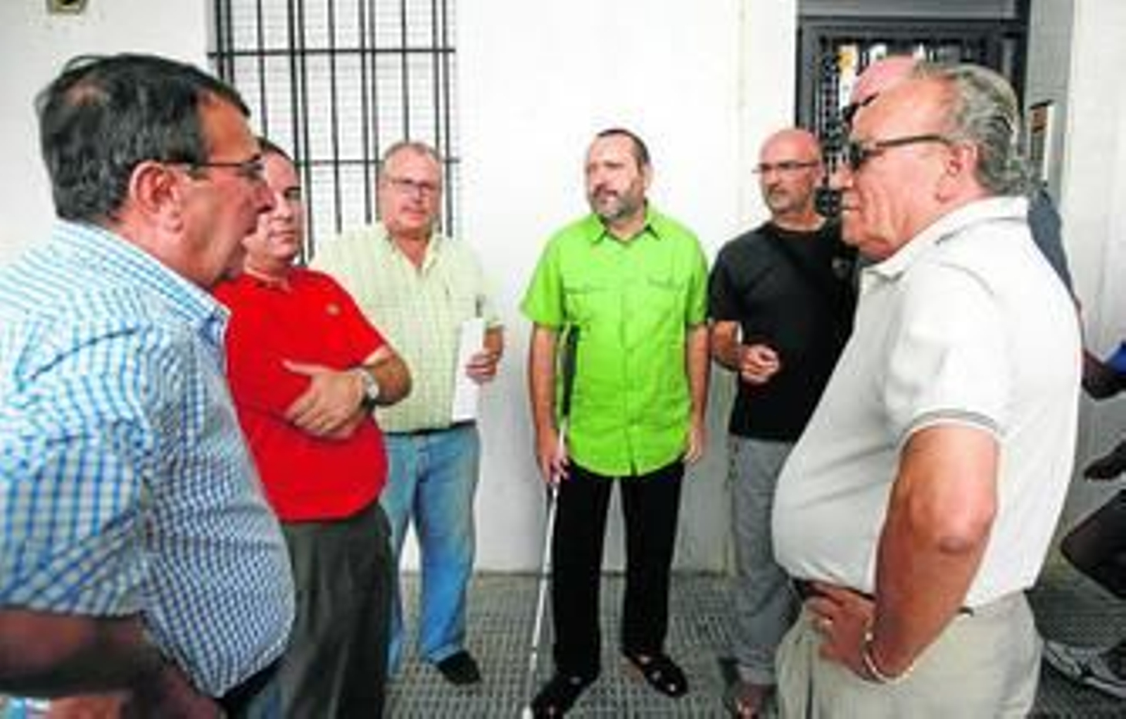 Francisco Cobos mantiene ayer una reunión con los vecinos de la calle Marquesa de Valdeiglesias. Francisco Cobos mantiene ayer una reunión con los vecinos de la calle Marquesa de Valdeiglesias.