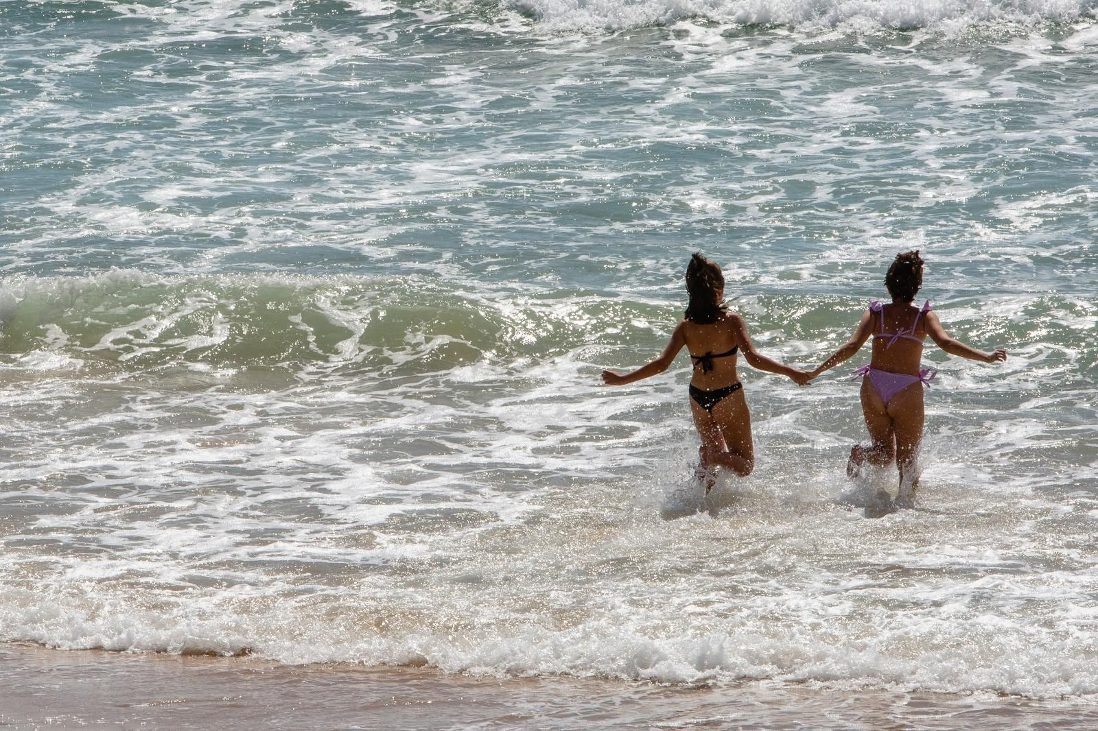 Dos bañistas en la playa de Santa María.