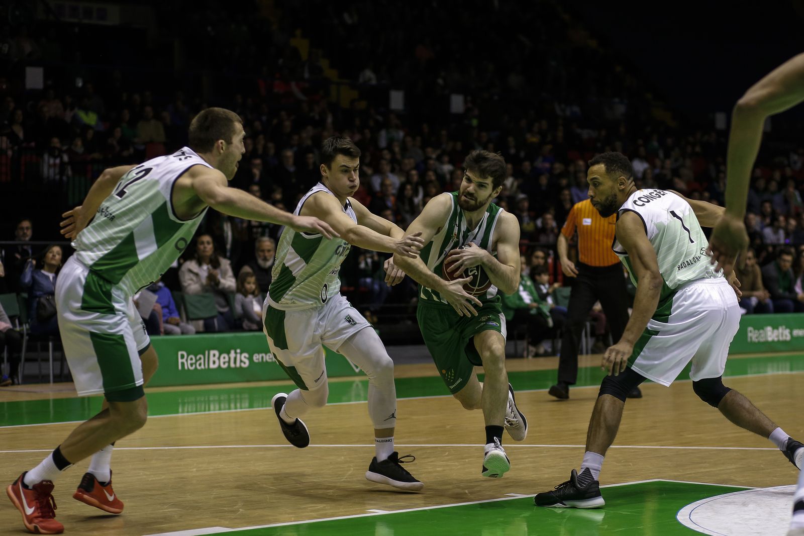 Conger observa la entrada a canasta del ex bético Mikel Úriz.