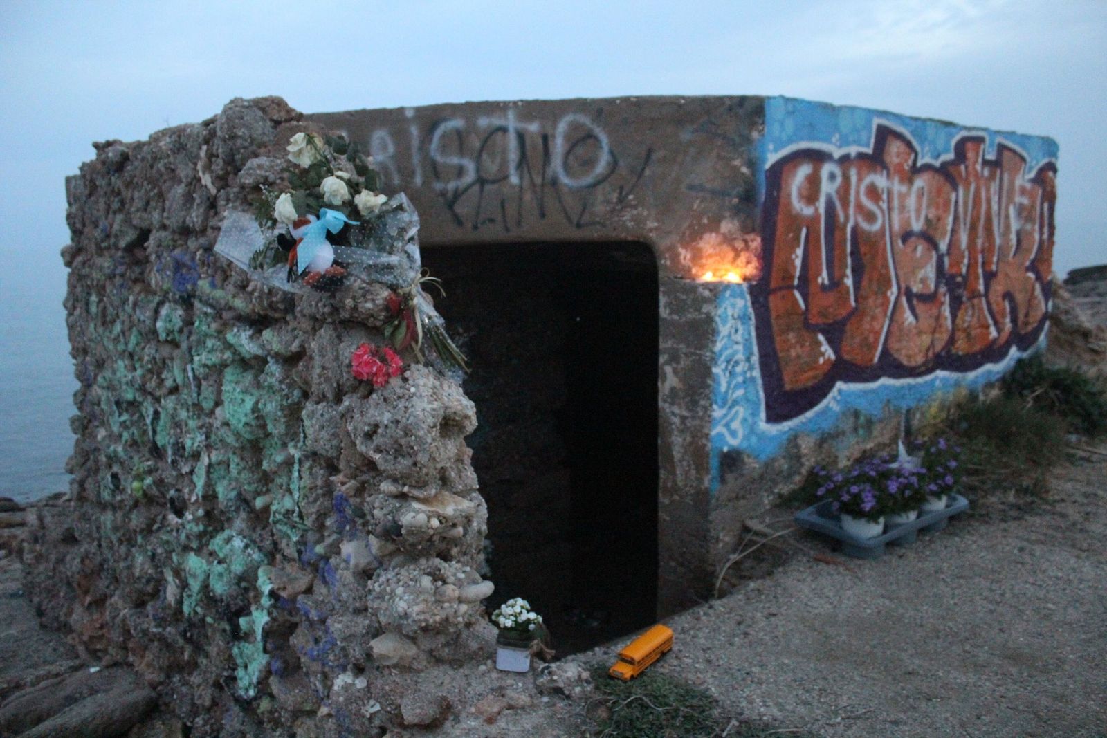 Altar improvisado en el búnker en el que fue hallado el menor en Garrucha.
