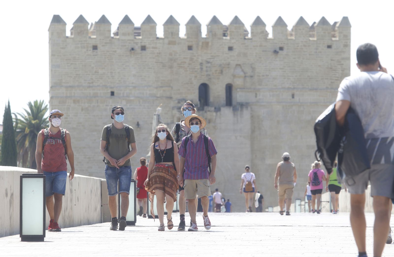 Turistas en el Puente Romano de Córdoba.