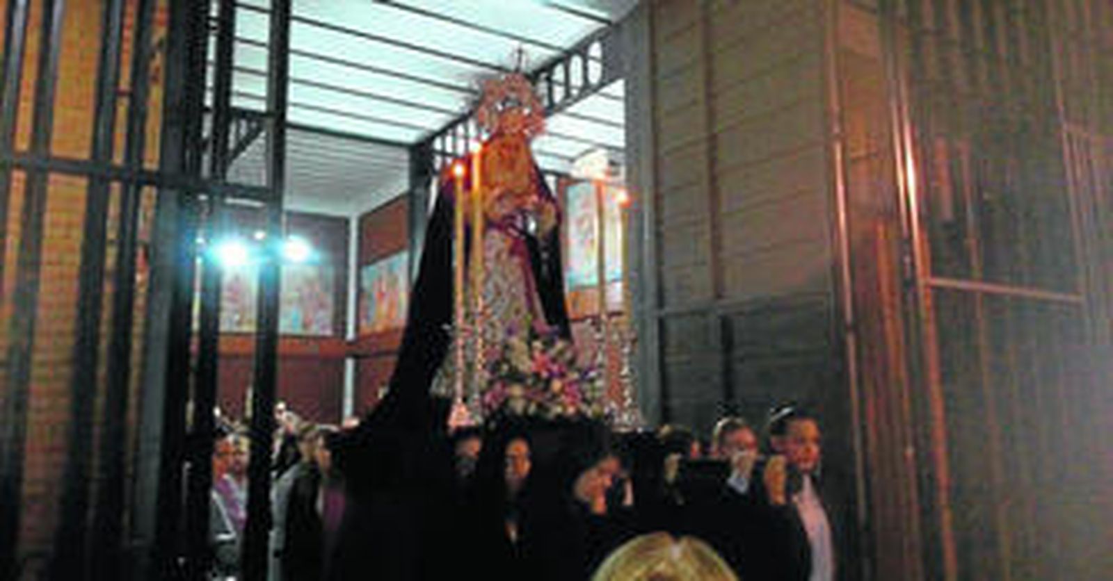 Nuestra Señora de la Paz a su salida de la Iglesia del Espíritu Santo para celebrar este Rosario.