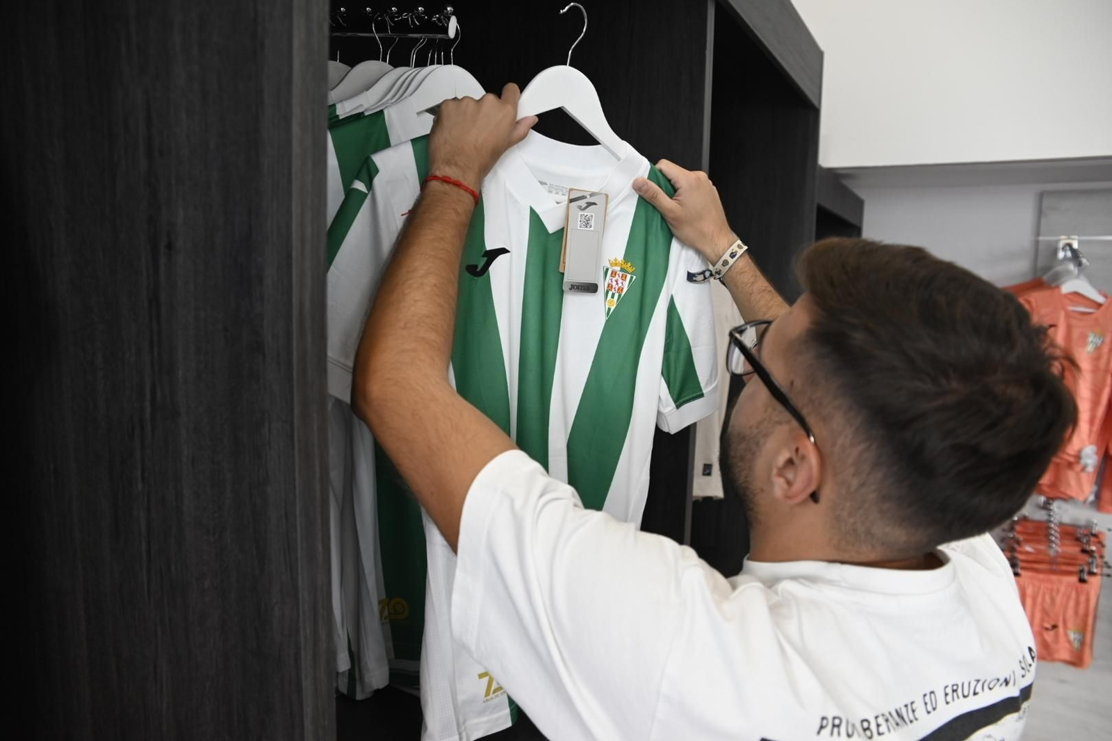 Las mejores imágenes de la venta de las nuevas camisetas del Córdoba CF