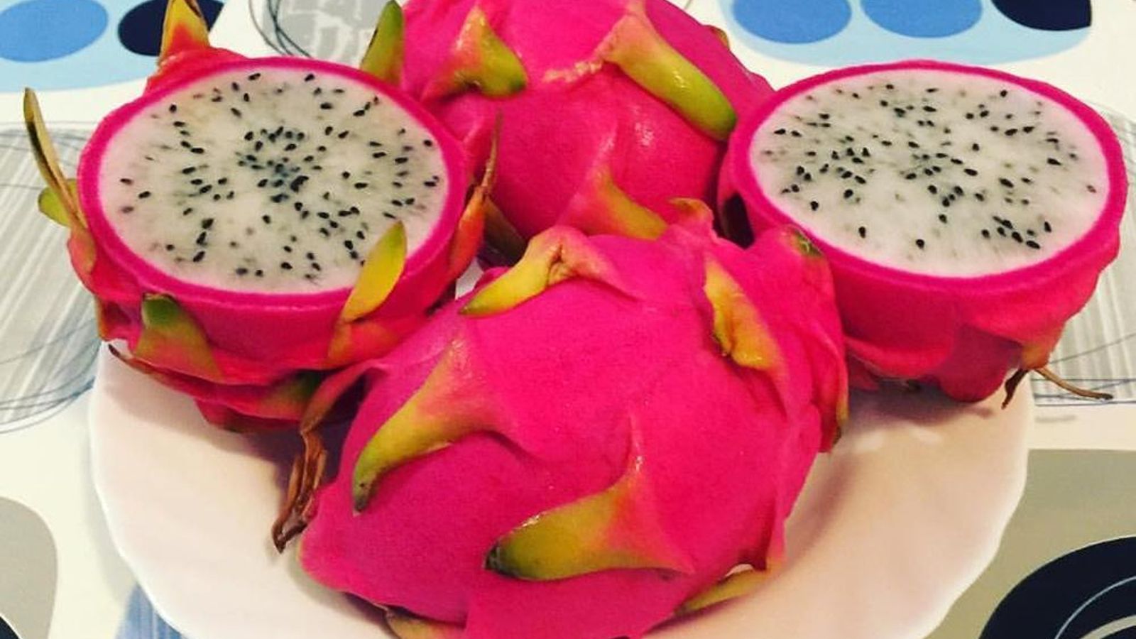 La fruta del dragón abierta y lista para comerla.