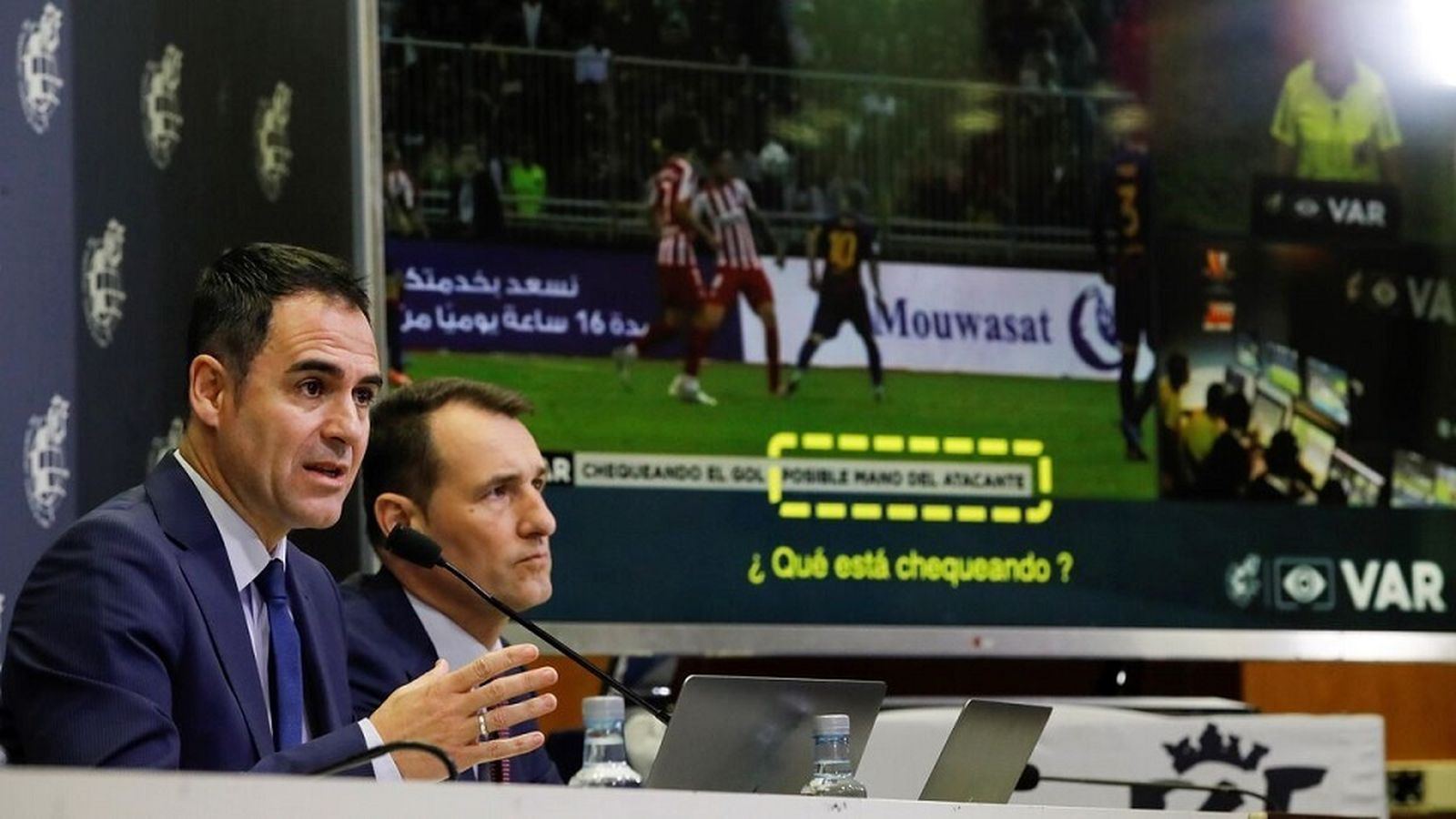 Velasco Carballo, jefe de los árbitros españoles, en una rueda de prensa.