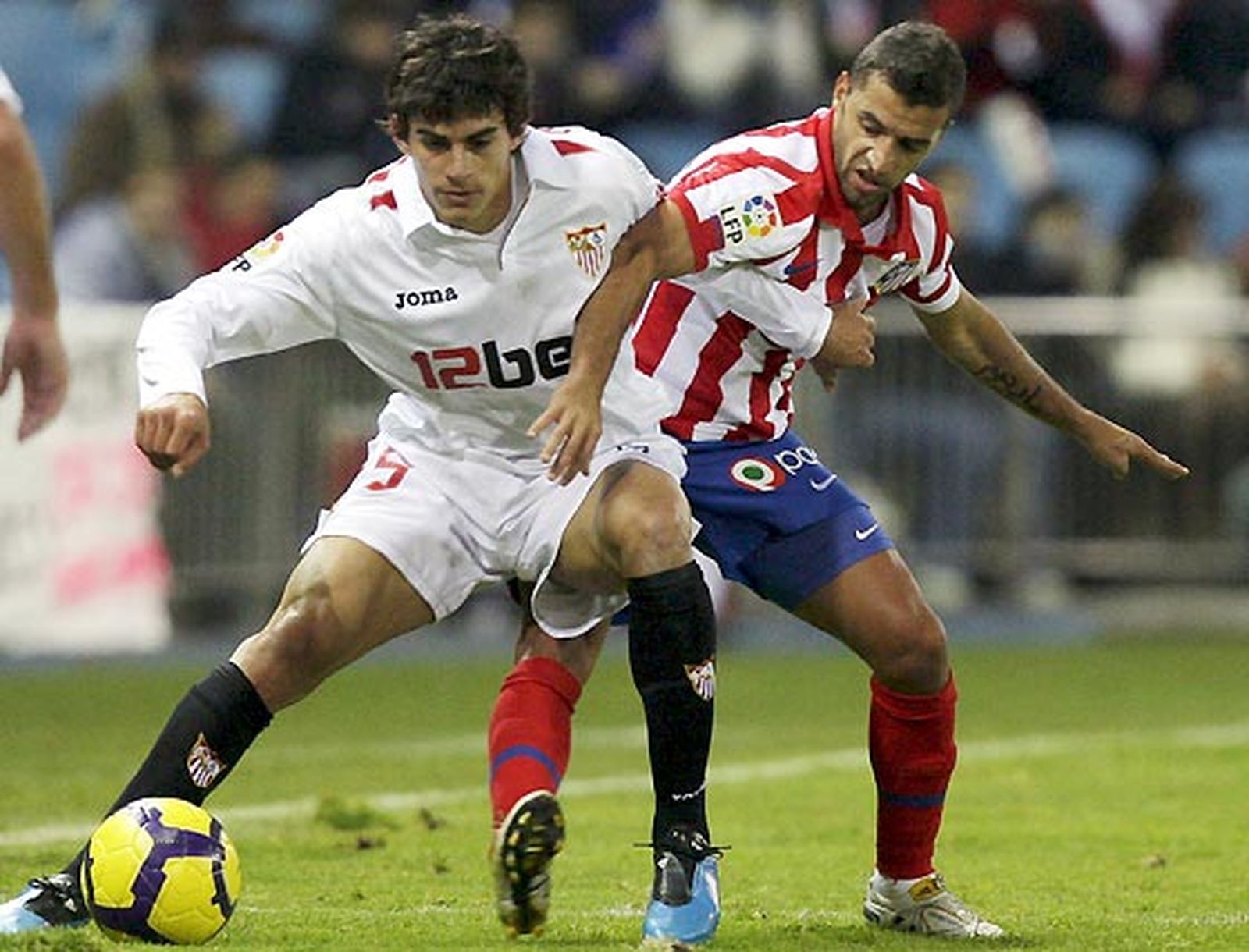 El Sevilla, que se adelantó en el marcador, salió derrotado del Calderón por un gol en propia puerta de Dragutinovic y otro de Antonio López en el 93.

Foto: Reuters / Afp Photo / Efe