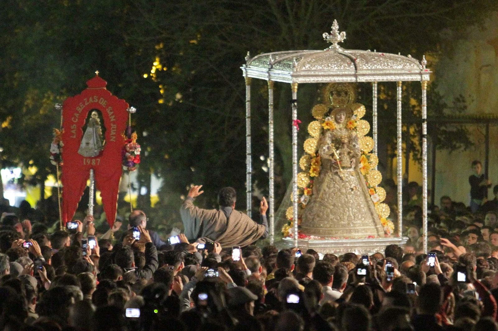 Las imágenes de la procesión de la Virgen del Rocío por la aldea en el Lunes de Pentecostés